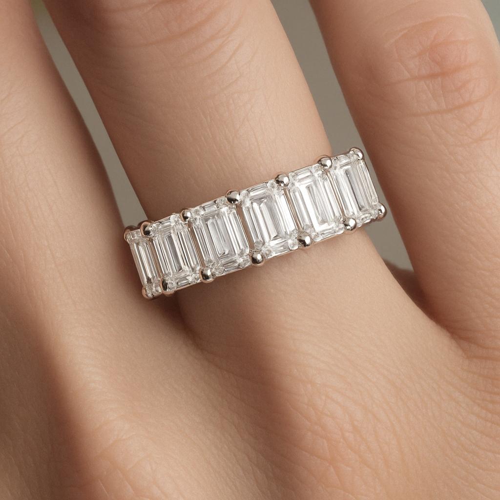 Contemporaneo Anello a fascia per l'eternità in platino da 8 carati con diamante naturale taglio smeraldo F-G VS-SI1 in vendita