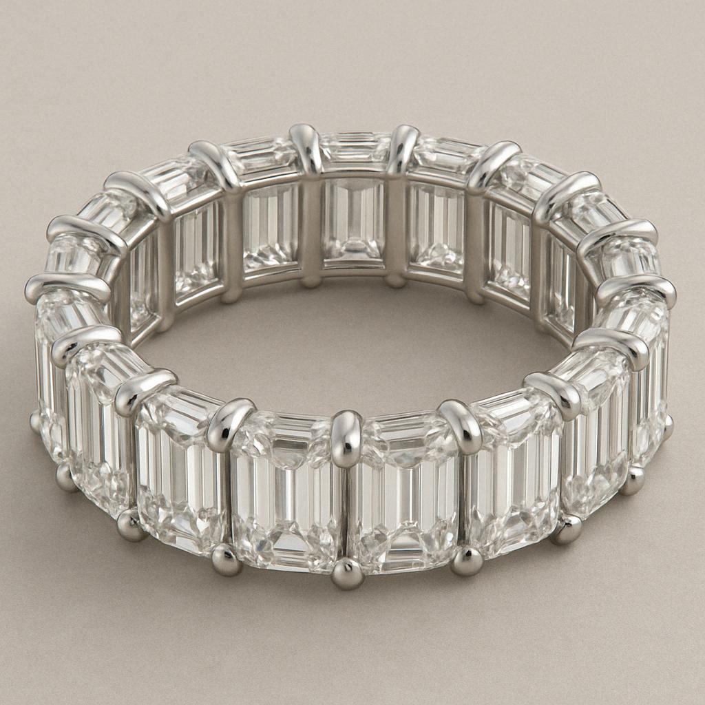 Taglio smeraldo Anello a fascia per l'eternità in platino da 8 carati con diamante naturale taglio smeraldo F-G VS-SI1 in vendita