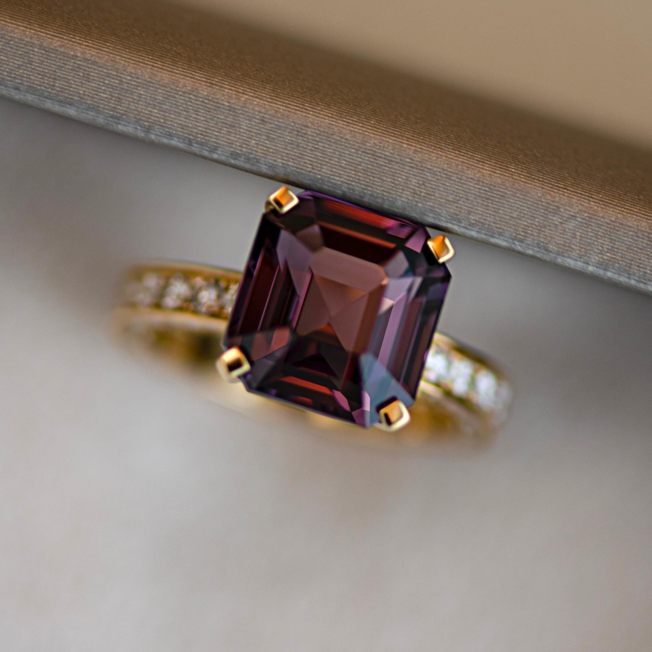 Contemporary 8 Carat Natural Purple Spinel White Diamonds 18 Karat Yellow Gold Art Deco Ring For Sale