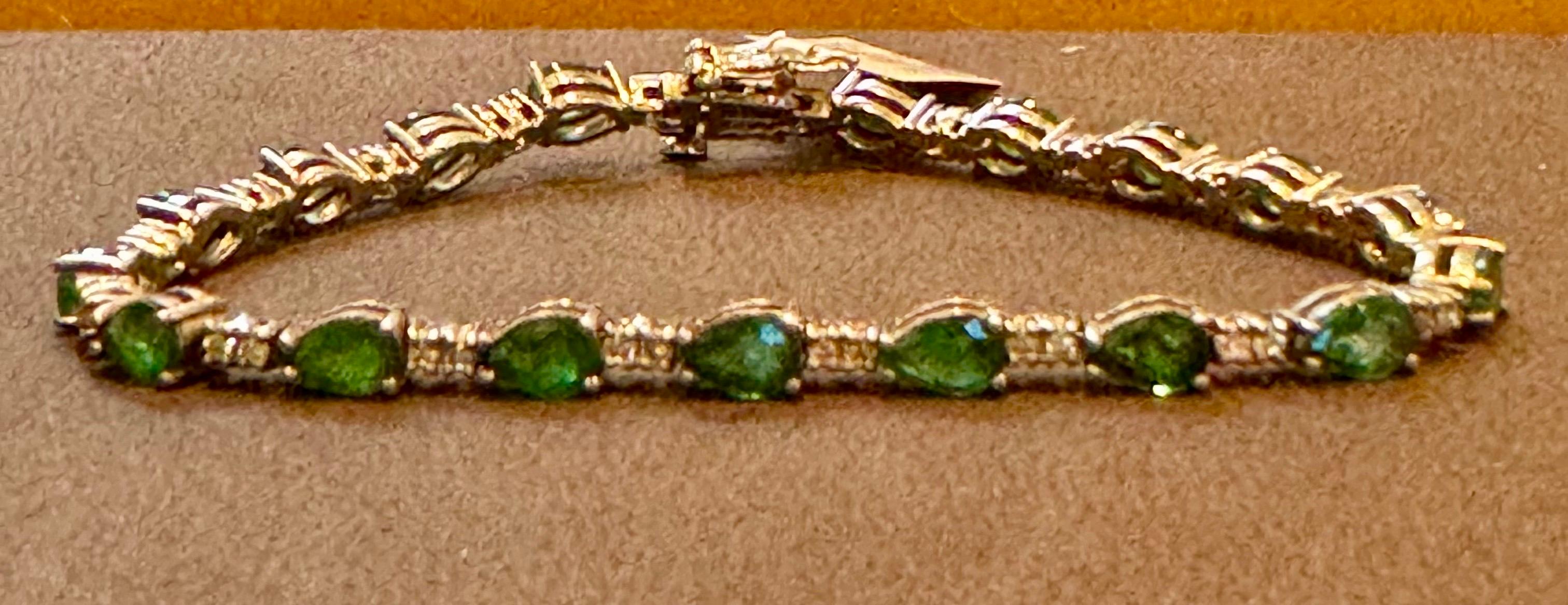 Bracelet tennis en or blanc 14 carats avec émeraudes naturelles de Zambie de 8 carats et diamants en vente 9