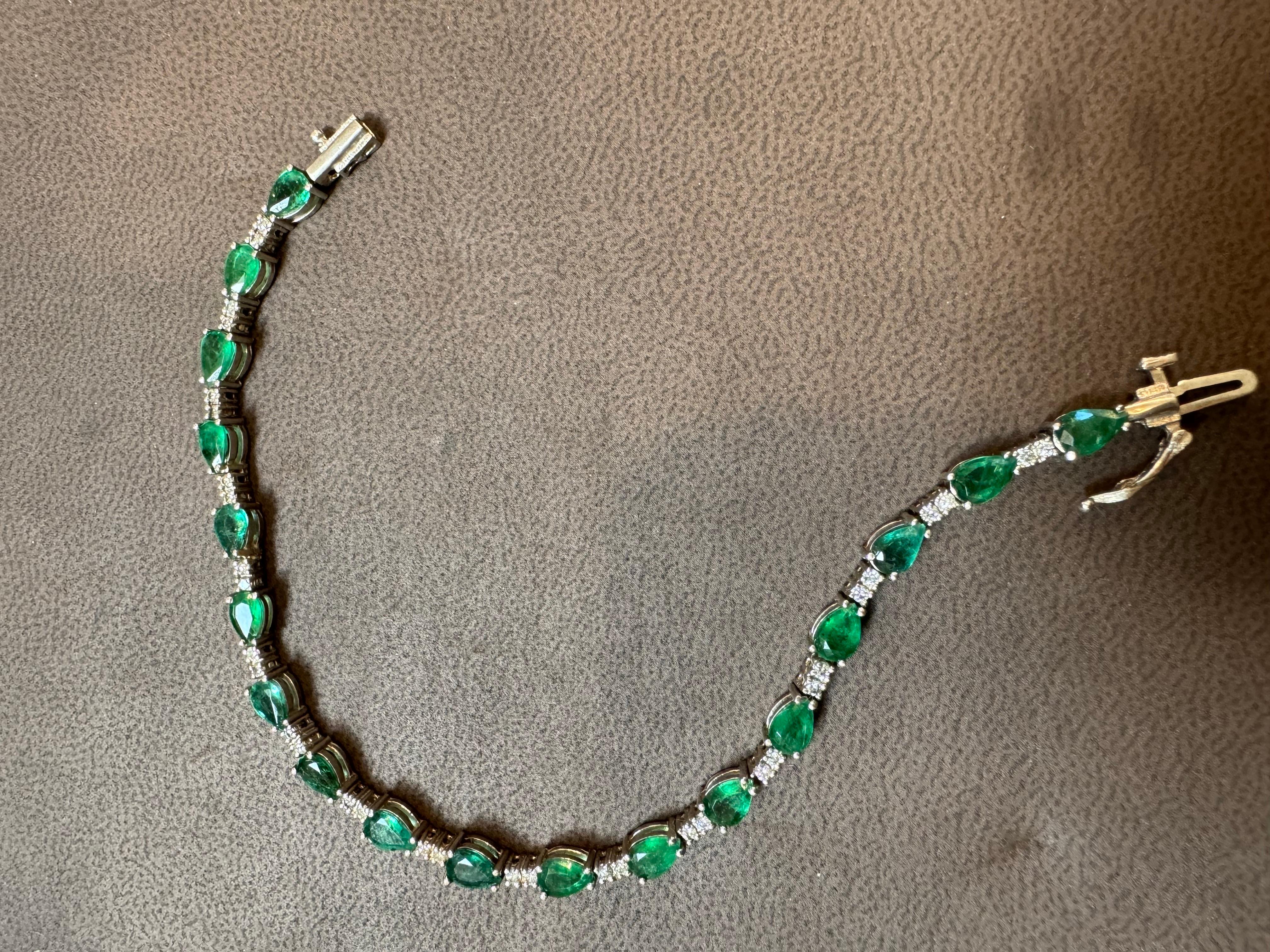  Ce tennis exceptionnellement abordable  Le bracelet a  18 pierres en forme de poire  Émeraudes  . Chaque émeraude est espacée de deux diamants. Le poids total des émeraudes est de  environ 8 carats. Le nombre total de diamants est de 34 et le poids