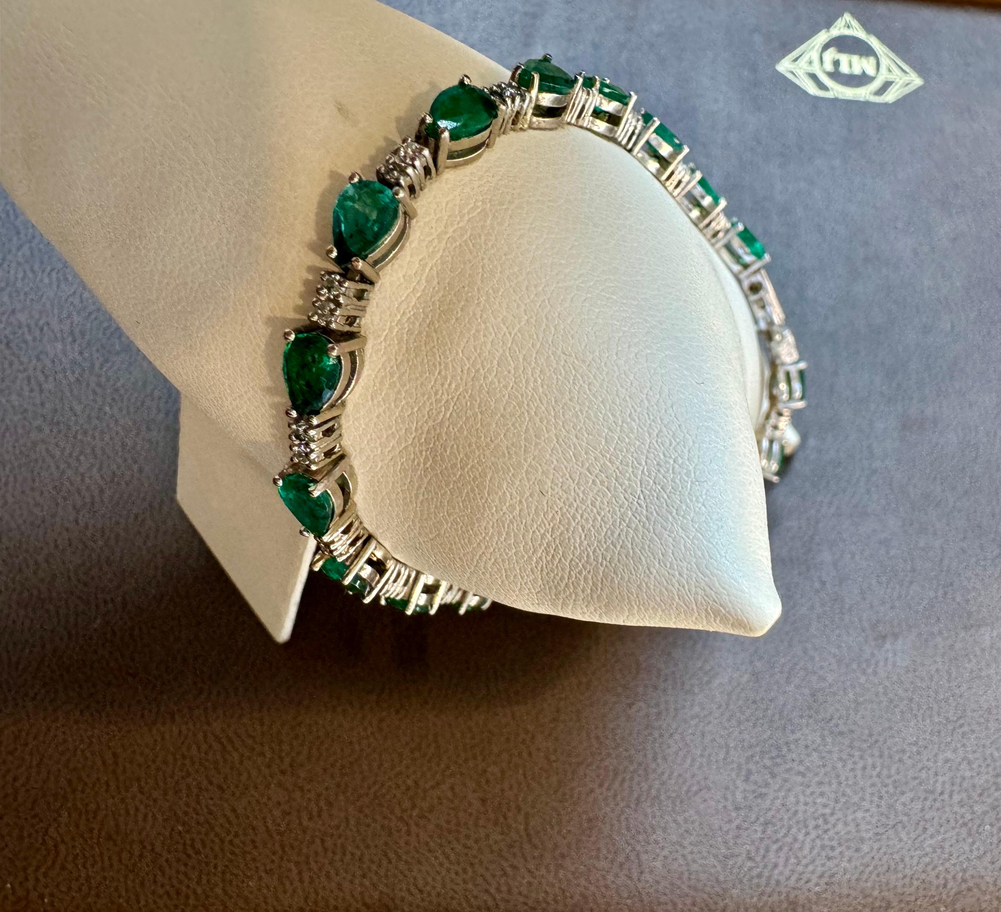 8 Karat natürlicher sambischer Smaragd und Diamant-Tennisarmband aus 14 Karat Weißgold im Zustand „Neu“ im Angebot in New York, NY