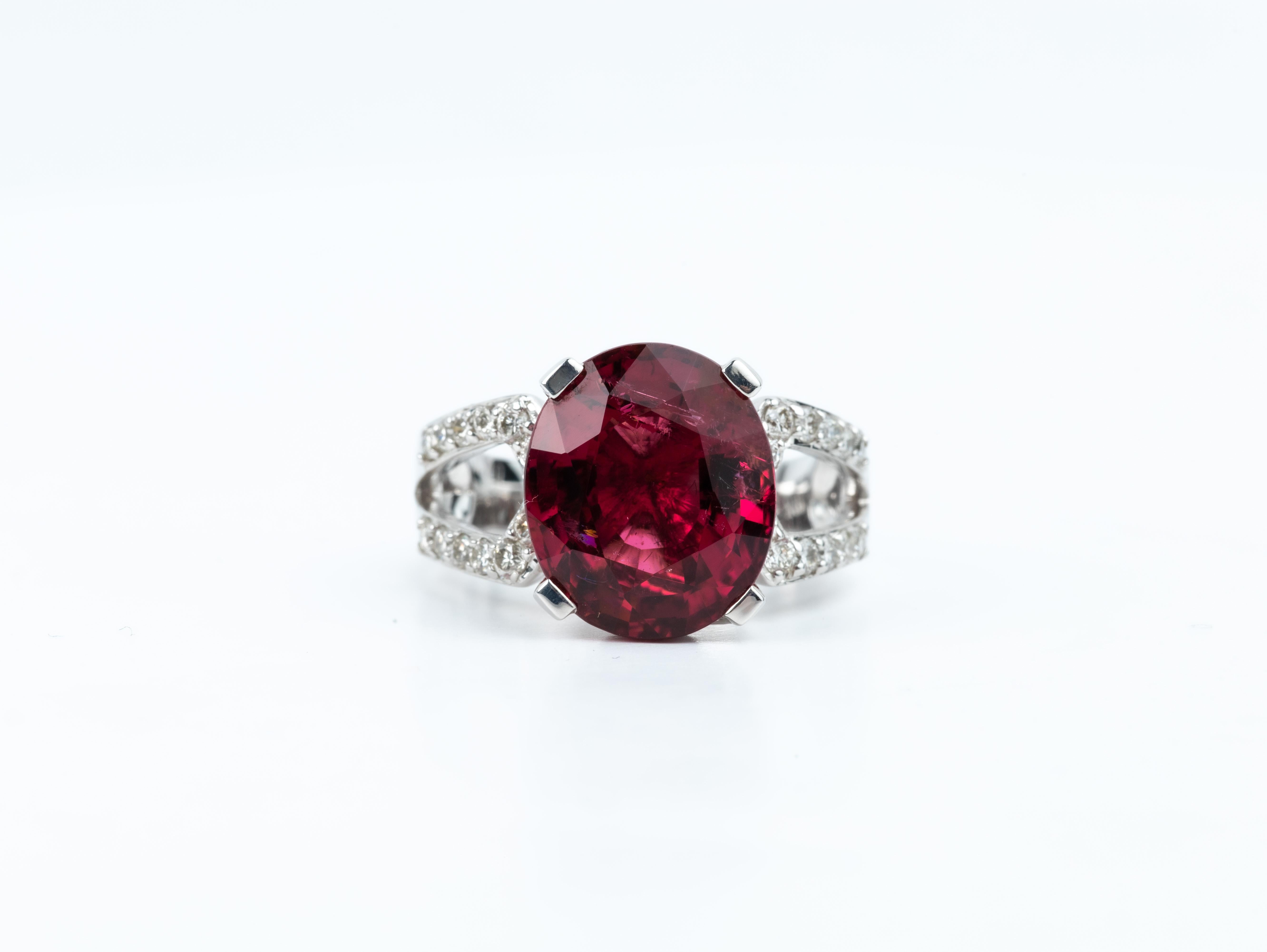 8 Carat Oval Cut Rubellite Tourmaline with 1 Ct Diamonds Cocktail Ring 18k White In Excellent Condition For Sale In Jaipur, RJ