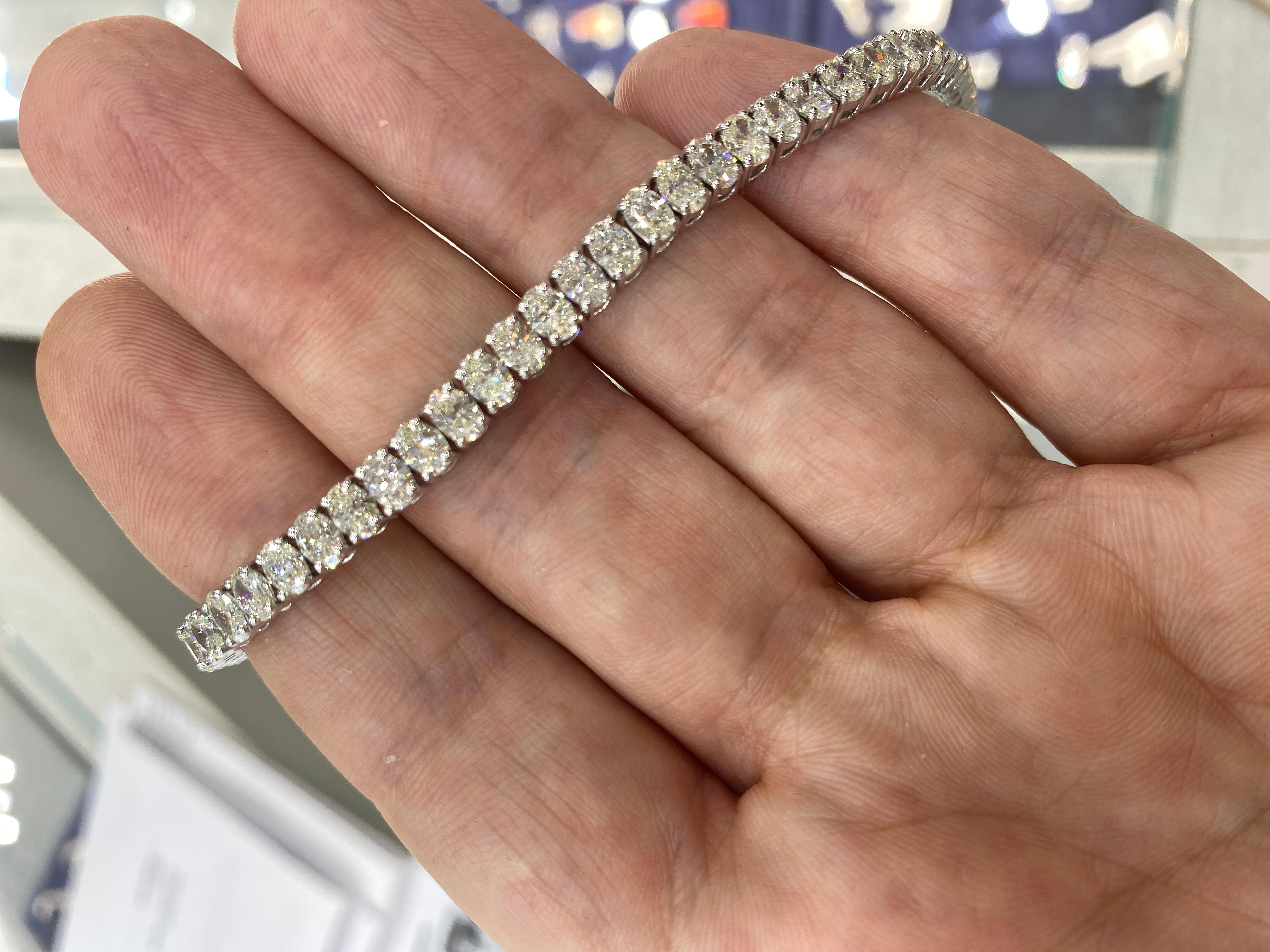 Bracelet tennis à une rangée de diamants taille ovale de 8 carats certifiés en vente 1