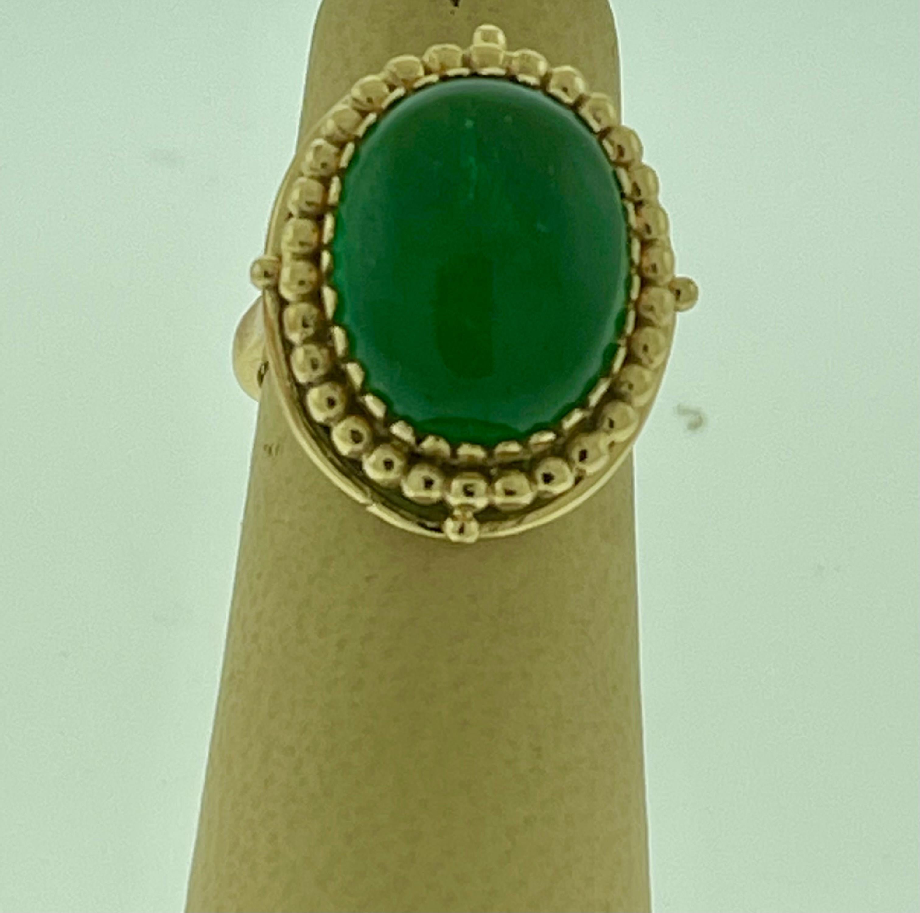 8 Carat Oval Emerald Cabochon 14 Karat Yellow Gold Cocktail Ring Vintage In Excellent Condition In New York, NY