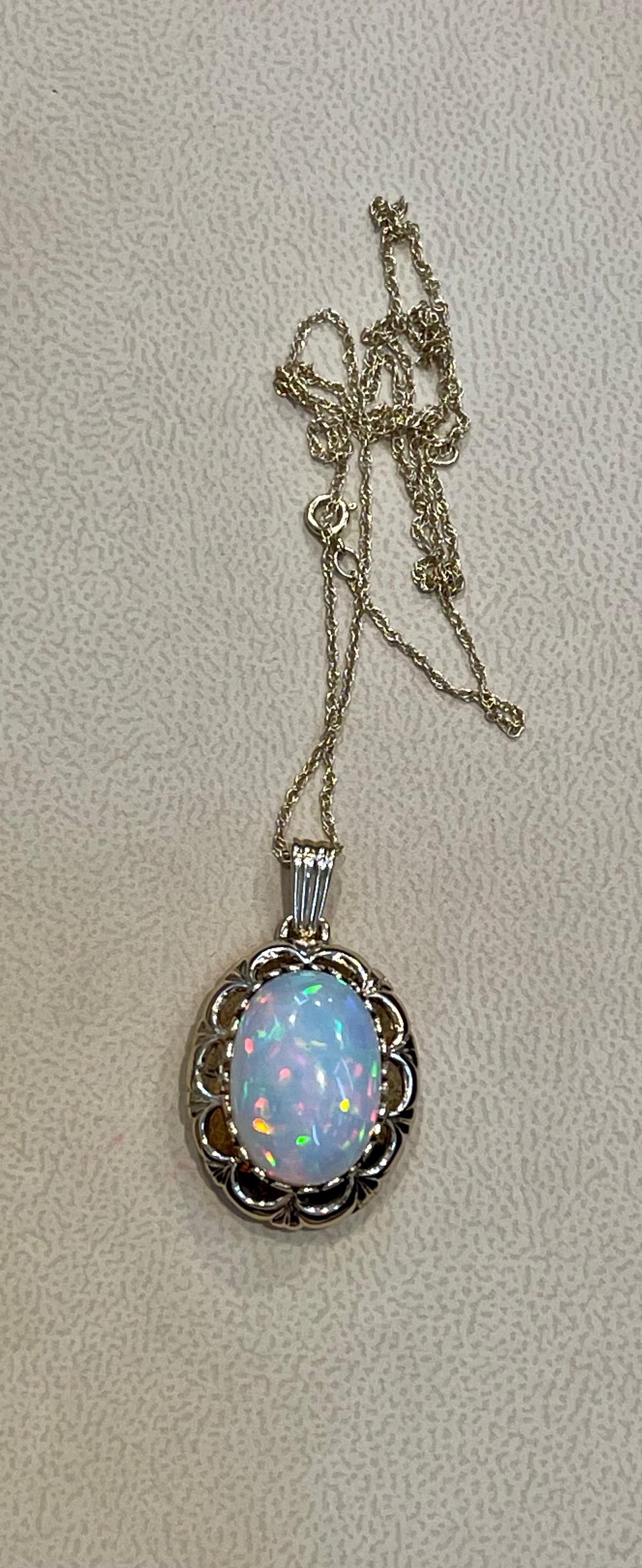 8 Carat Oval Ethiopian Opal Pendant / Necklace 14 Karat Yellow Gold Necklace In Excellent Condition In New York, NY