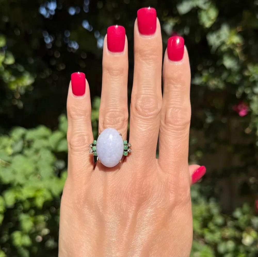 Modernista Anello da cocktail ovale in giada lavanda e oro con diamanti da 8 carati in vendita