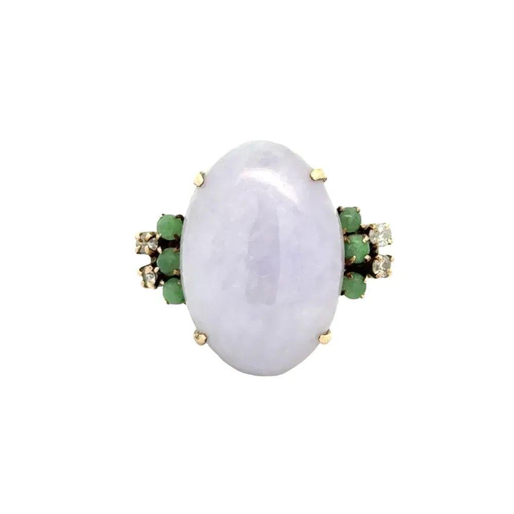 Taglio ovale Anello da cocktail ovale in giada lavanda e oro con diamanti da 8 carati in vendita