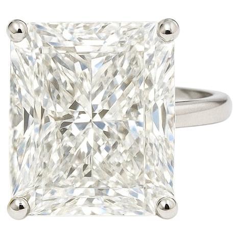 in vendita:  Anello di fidanzamento in oro bianco 18 carati con taglio radiante da 8 carati