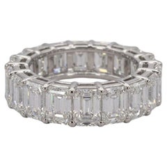 Alianza de eternidad de platino con diamantes de 8 quilates en talla radiante