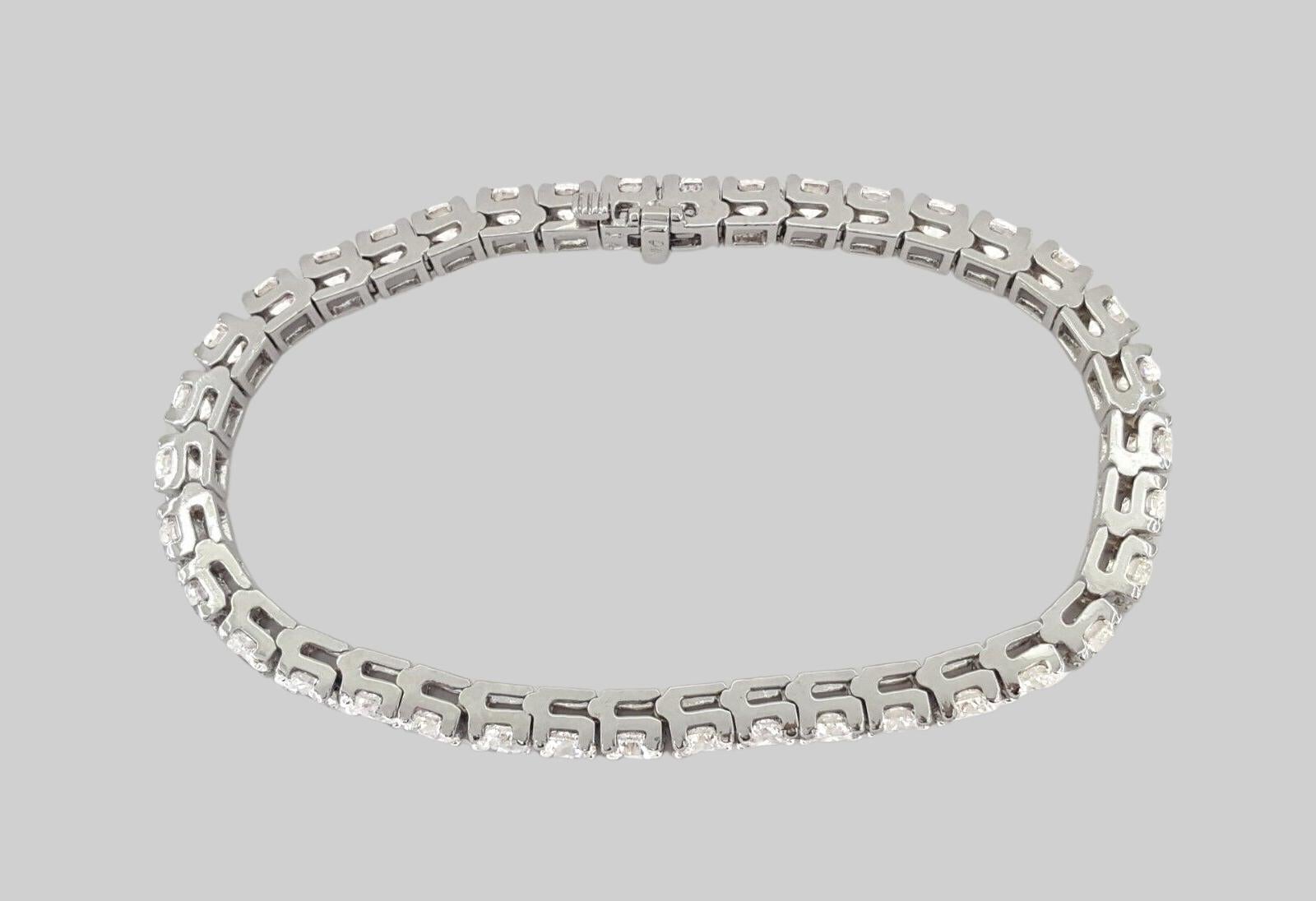 Taille ronde Bracelet de tennis en or blanc 18 carats avec diamant rond taillé en brillant de 8 carats en vente