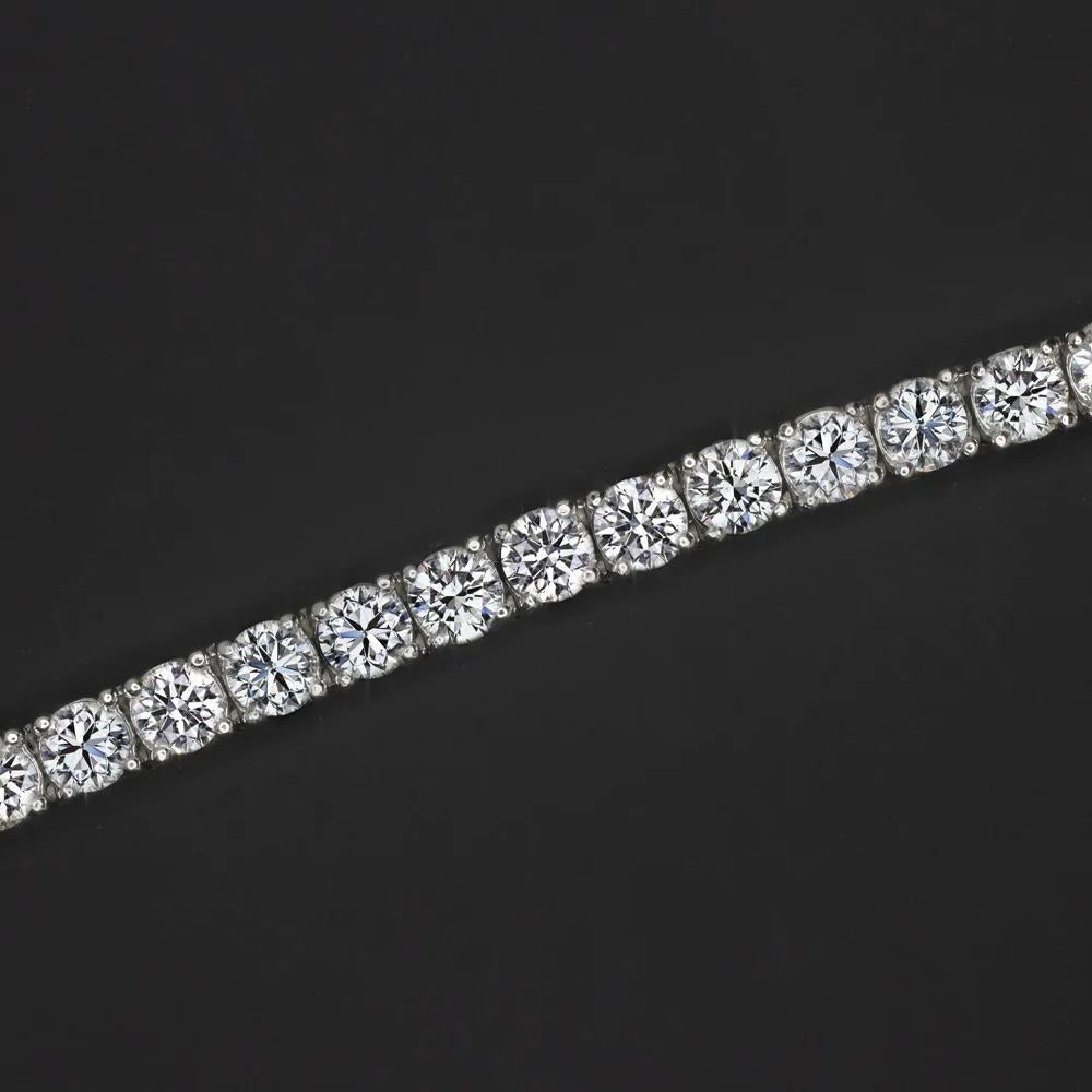 Bracelet de tennis en or blanc 18 carats avec diamant rond taillé en brillant de 8 carats en vente 1