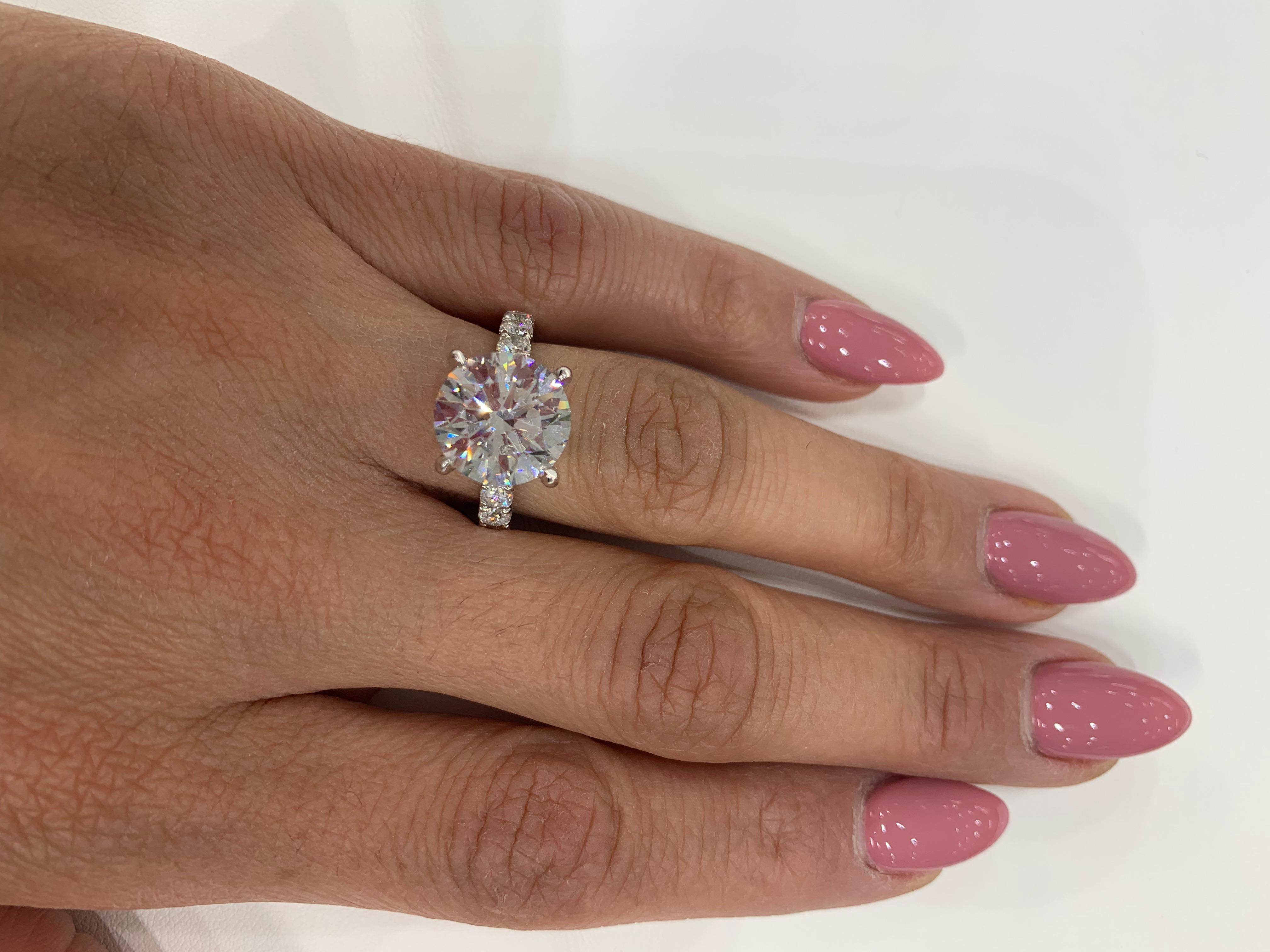 Bague de fiançailles avec diamant rond de 8 carats certifié GIA, E SI1 Neuf - En vente à New York, NY