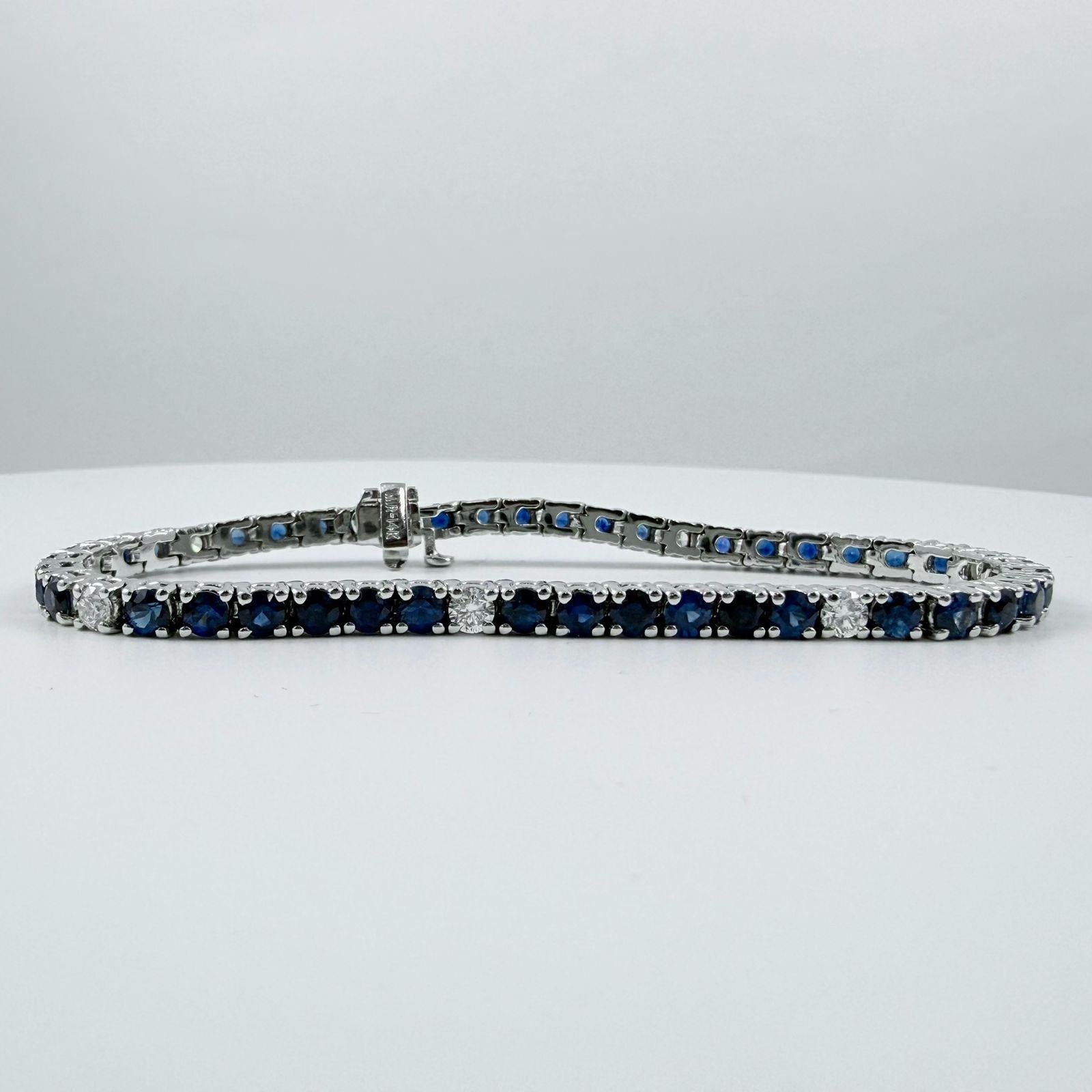 Esta exquisita pulsera tenis combina el profundo encanto de los zafiros con el brillo atemporal de los diamantes en un diseño sin costuras. Con 40 zafiros azules vivos acentuados por 8 diamantes redondos talla brillante, para un total de 48 piedras,