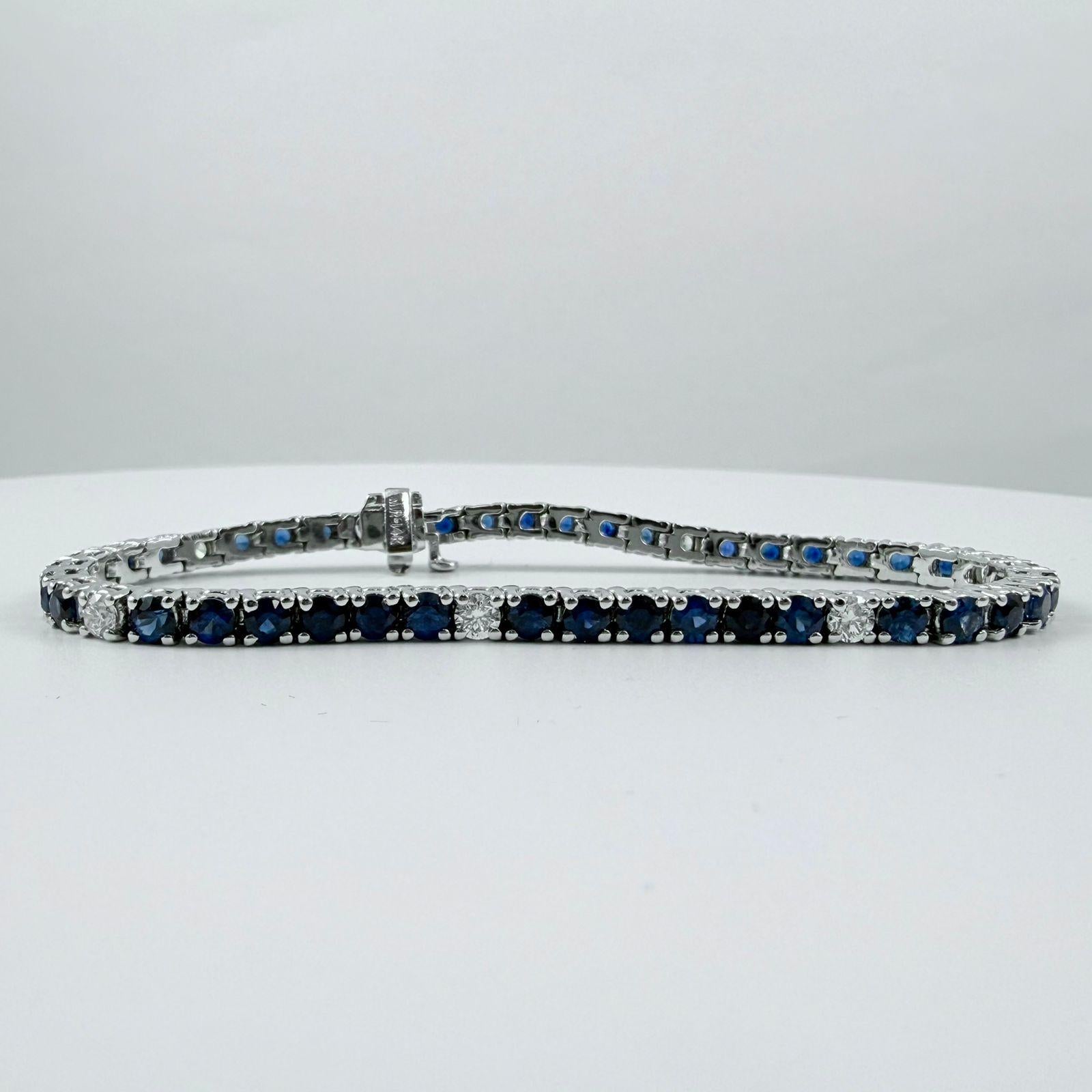 Pulsera de tenis de zafiro y diamantes de 8 quilates en oro blanco de 14 quilates en Nuevo estado para la venta en New York, NY