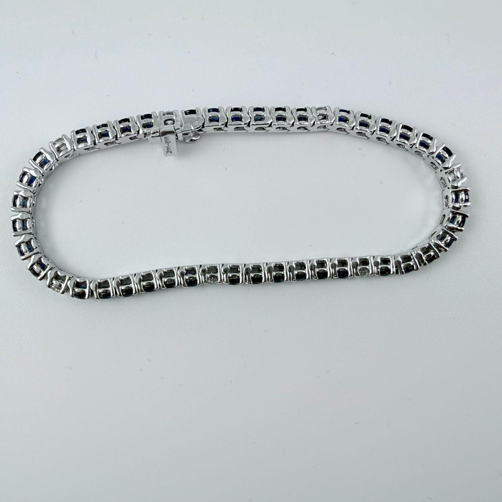 Femenino o masculino Pulsera de tenis de zafiro y diamantes de 8 quilates en oro blanco de 14 quilates en venta