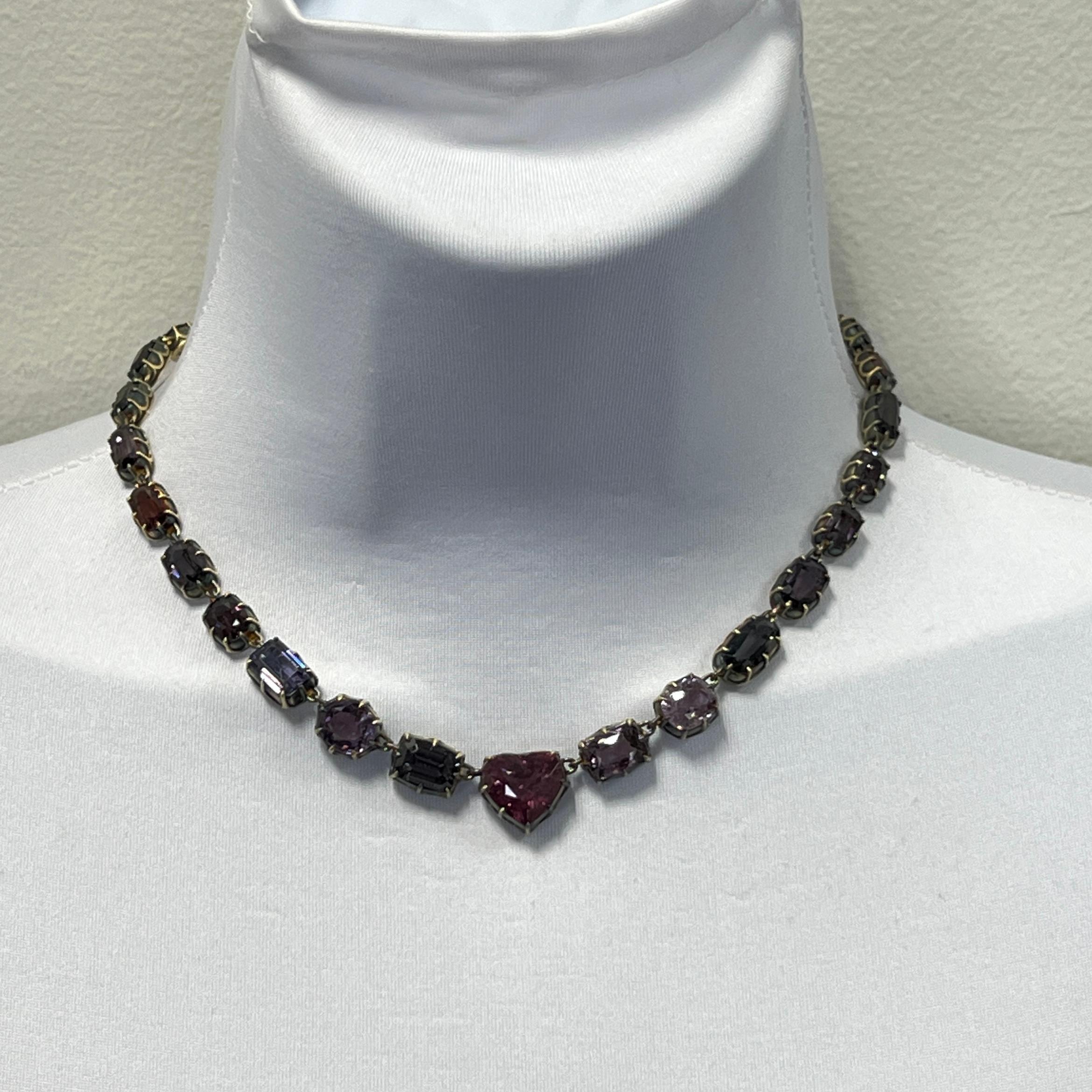 Magnifique cœur en spinelle de 8,15 ct. et 49,90 ct. de spinelle de formes variées.  Total de 29 pierres.  Fabriqué à la main avec des griffes en or jaune 18 carats.  La longueur est de 15,5