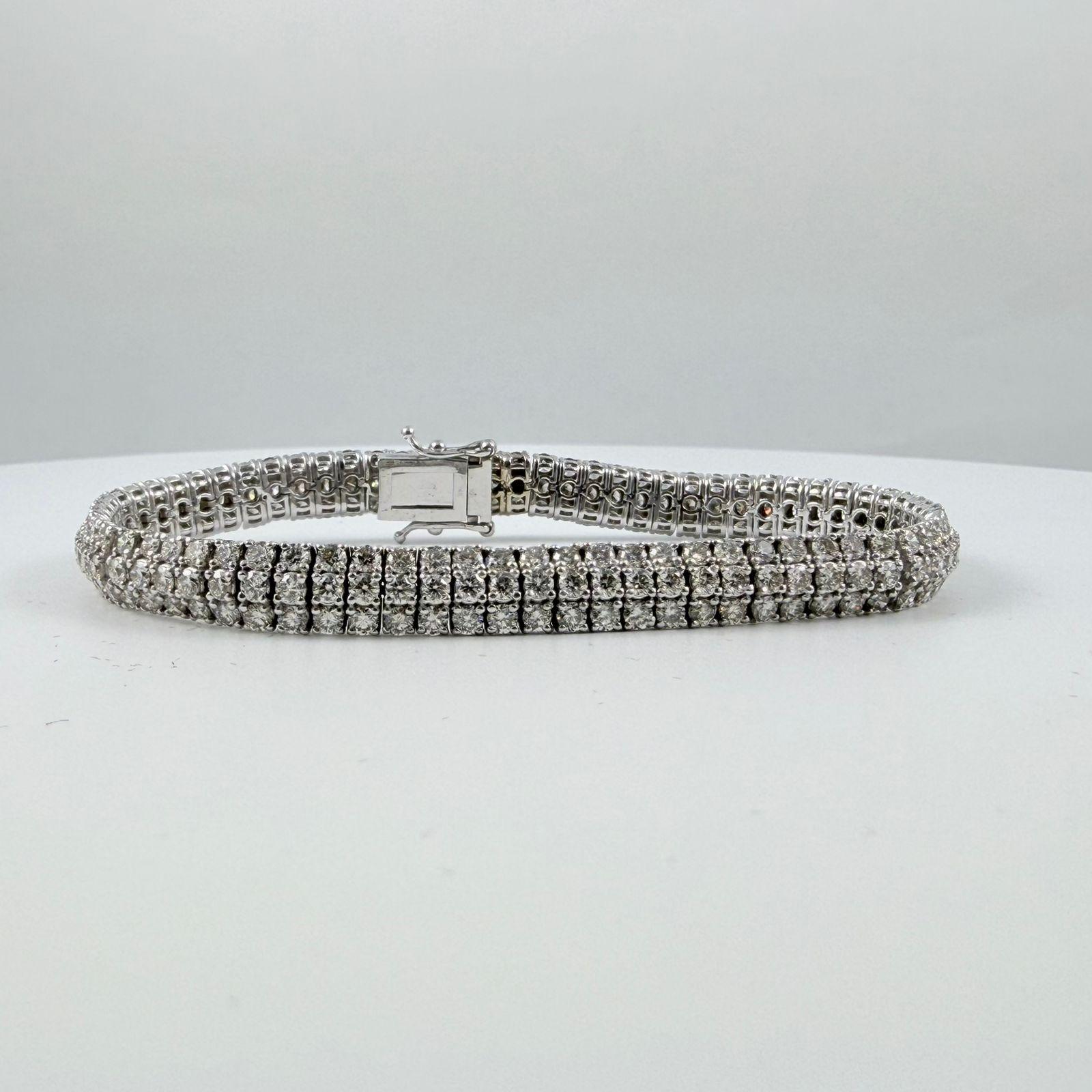 Pulsera de tenis con tres filas de diamantes de 8 quilates en oro blanco de 14 quilates en venta 1