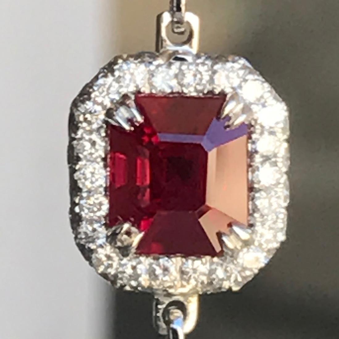 Presentamos una magnífica pareja de Rubíes de Birmania certificados de color rojo vivo, engastados con una pareja a juego de radiantes diamantes en platino 

Tras analizar miles de rubíes, estos se encuentran entre el 1% de las piedras de mayor
