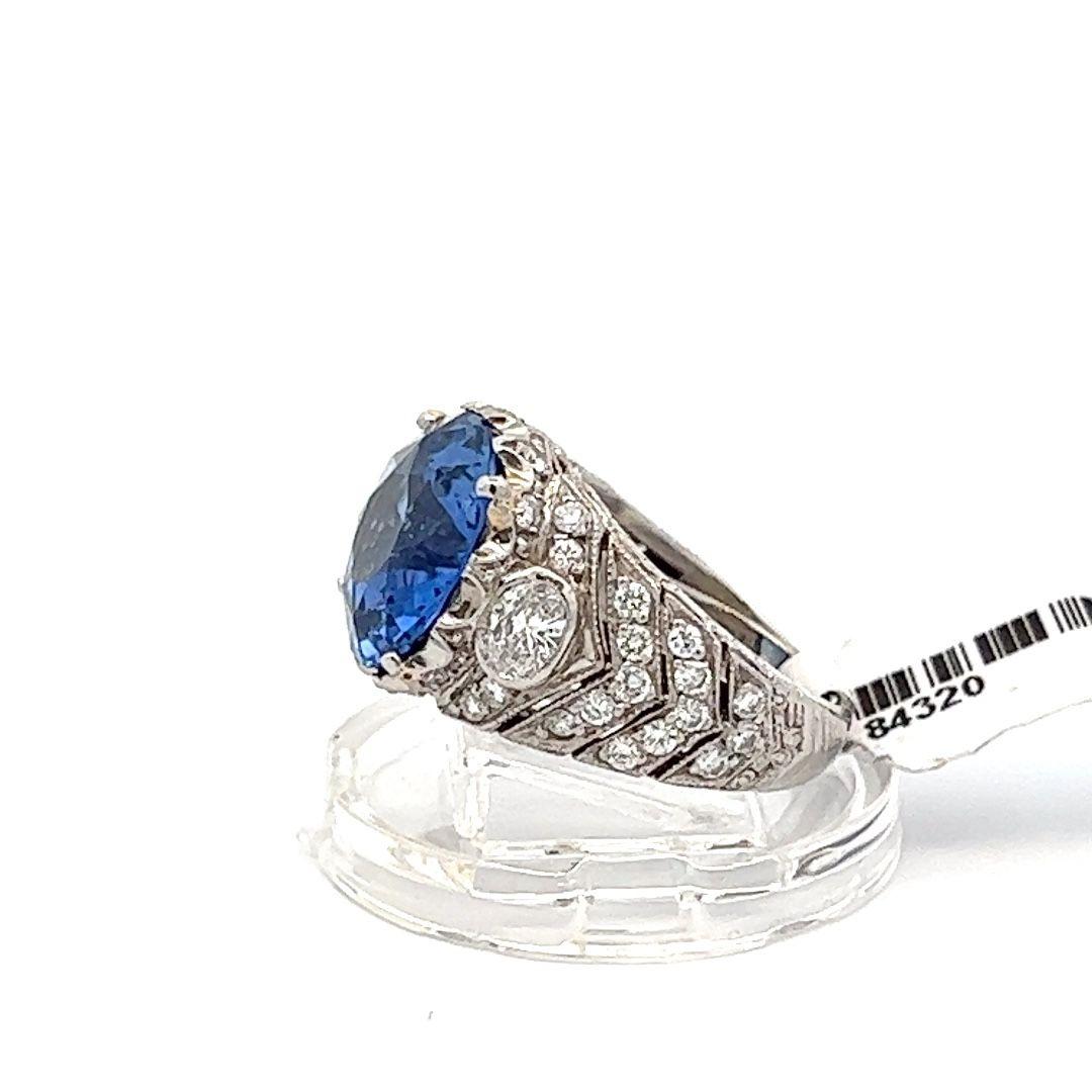 Saphir bleu brillant de 8,00 carats avec une monture en diamant de style édouardien ancien. Les facettes du saphir attirent l'attention par leur brillance et la réflexion de la lumière. La monture est magnifiquement réalisée en or blanc 18 carats