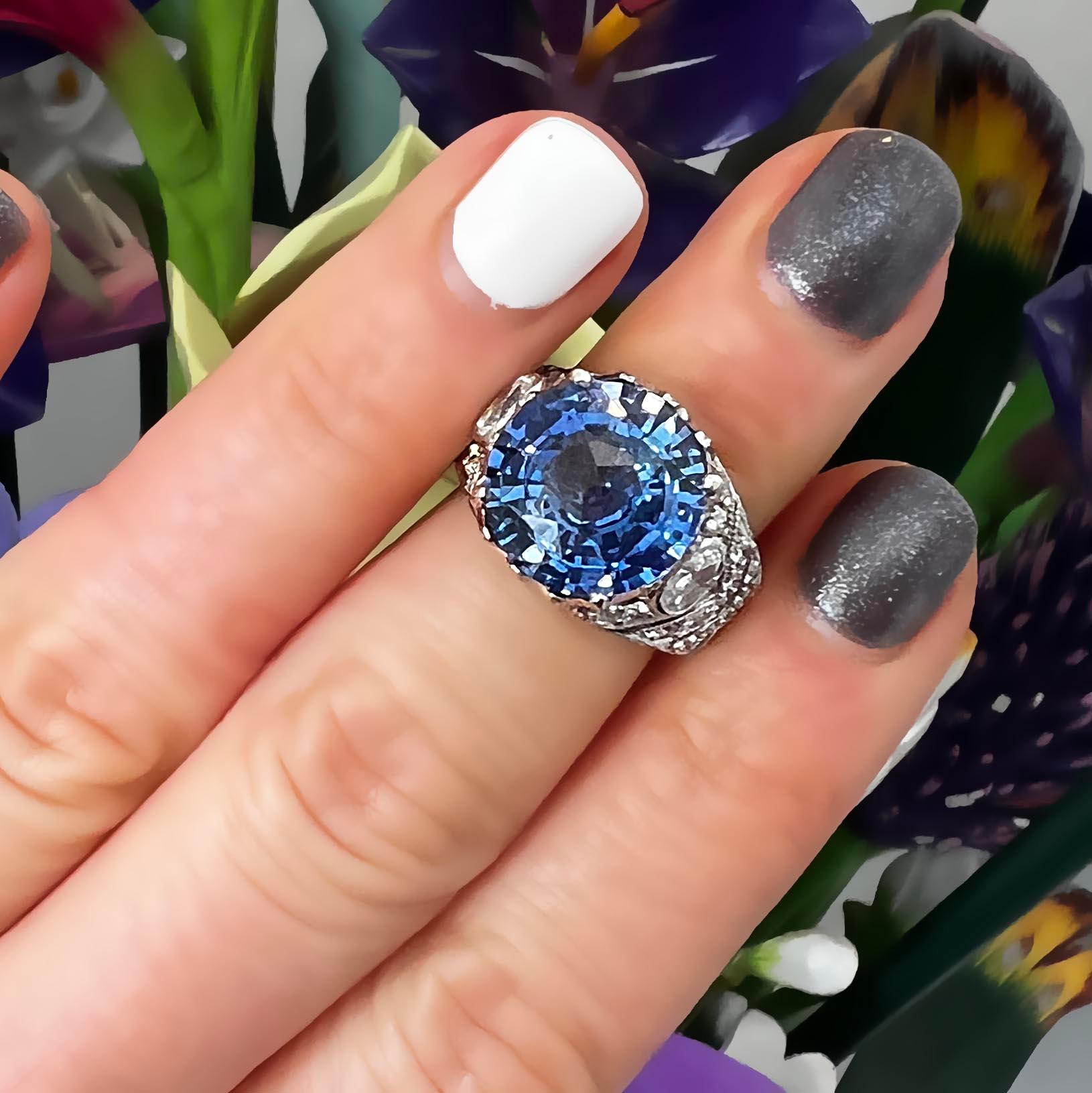 Édouardien Saphir bleu vif de 8 carats monté sur un diamant ancien de style édouardien en vente