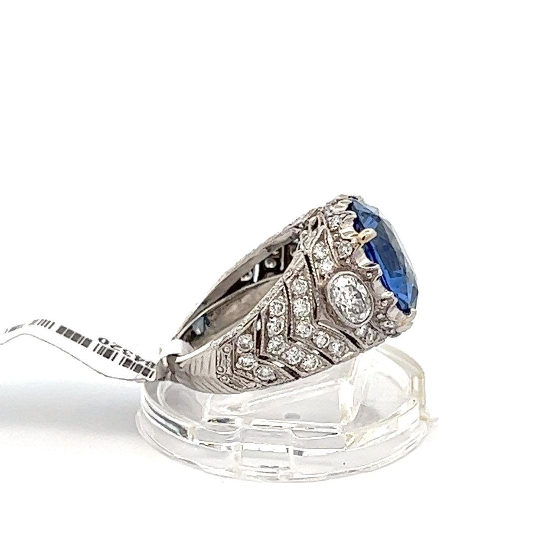 Taille ronde Saphir bleu vif de 8 carats monté sur un diamant ancien de style édouardien en vente