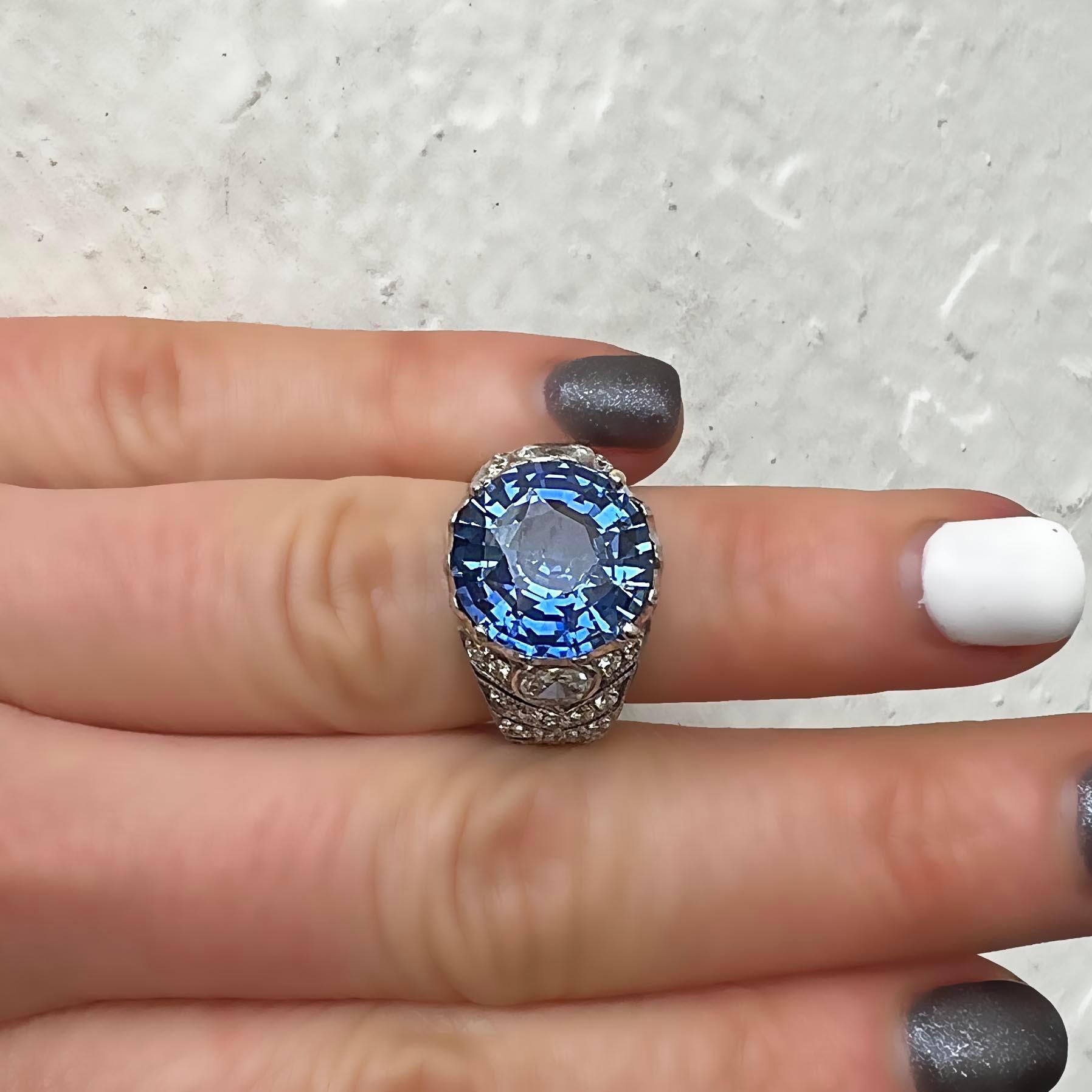 Saphir bleu vif de 8 carats monté sur un diamant ancien de style édouardien Excellent état - En vente à Beverly Hills, CA