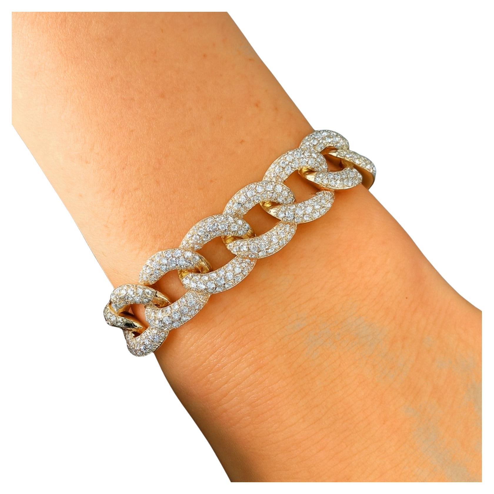 Bracelet pavé de diamants en or rose 14K - 8 carats

Naturellement, ce bracelet en or blanc 14 carats (estampillé 585) présente une quantité impressionnante de diamants ronds de taille brillant, d'environ 8 carats, méticuleusement sertis dans un