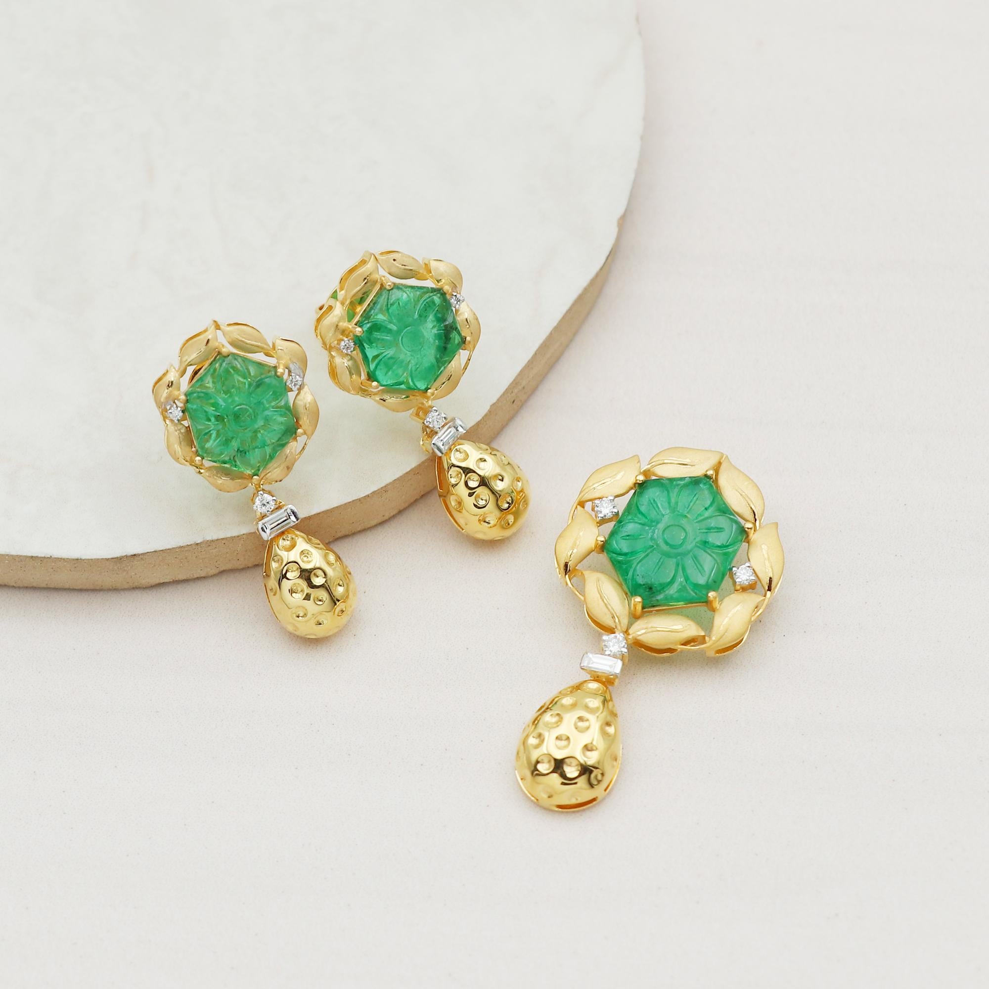 Taille ronde 8 carats Emeraude diamant pendentif or trois pièces en vente