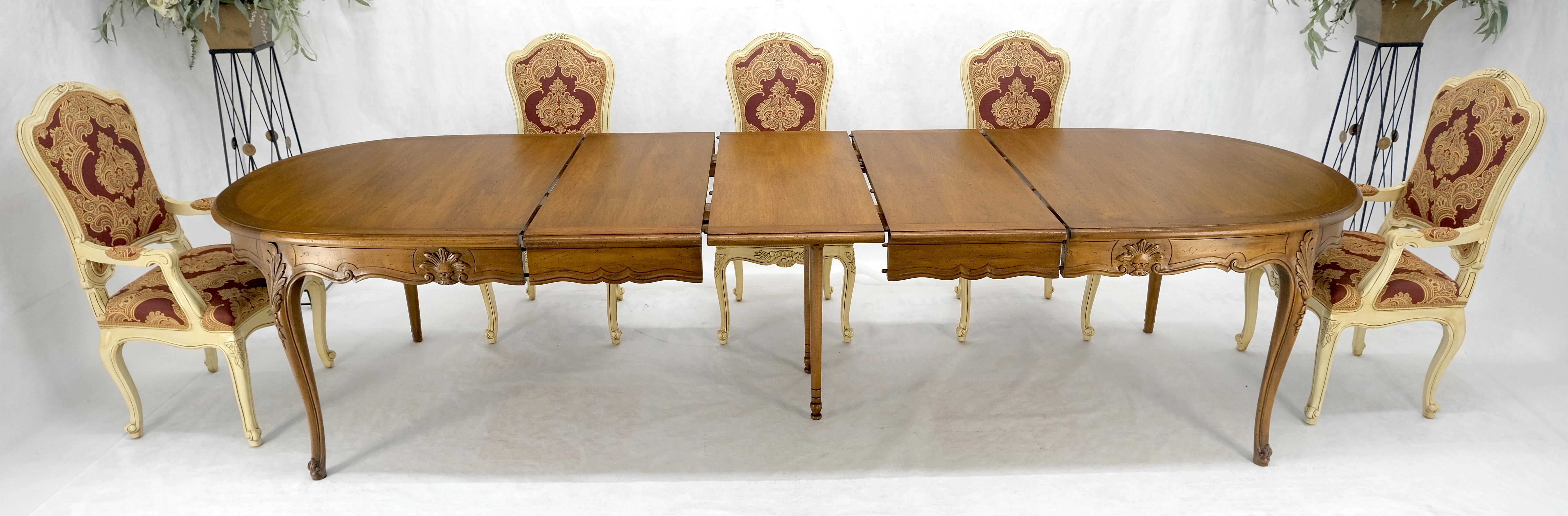 8 chaises de salle à manger sculptées Table en noyer 3x18