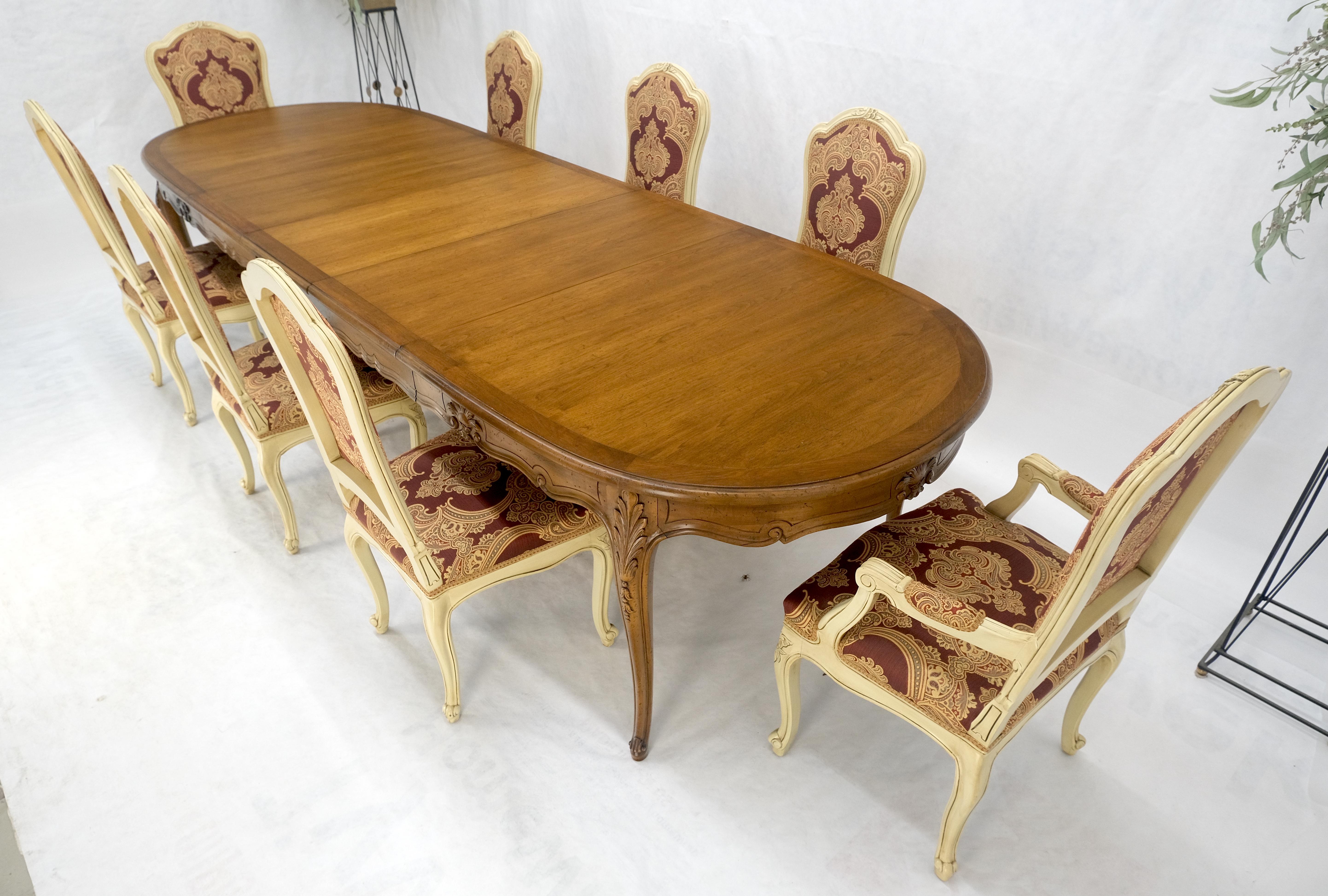 8 chaises de salle à manger sculptées Table en noyer 3x18