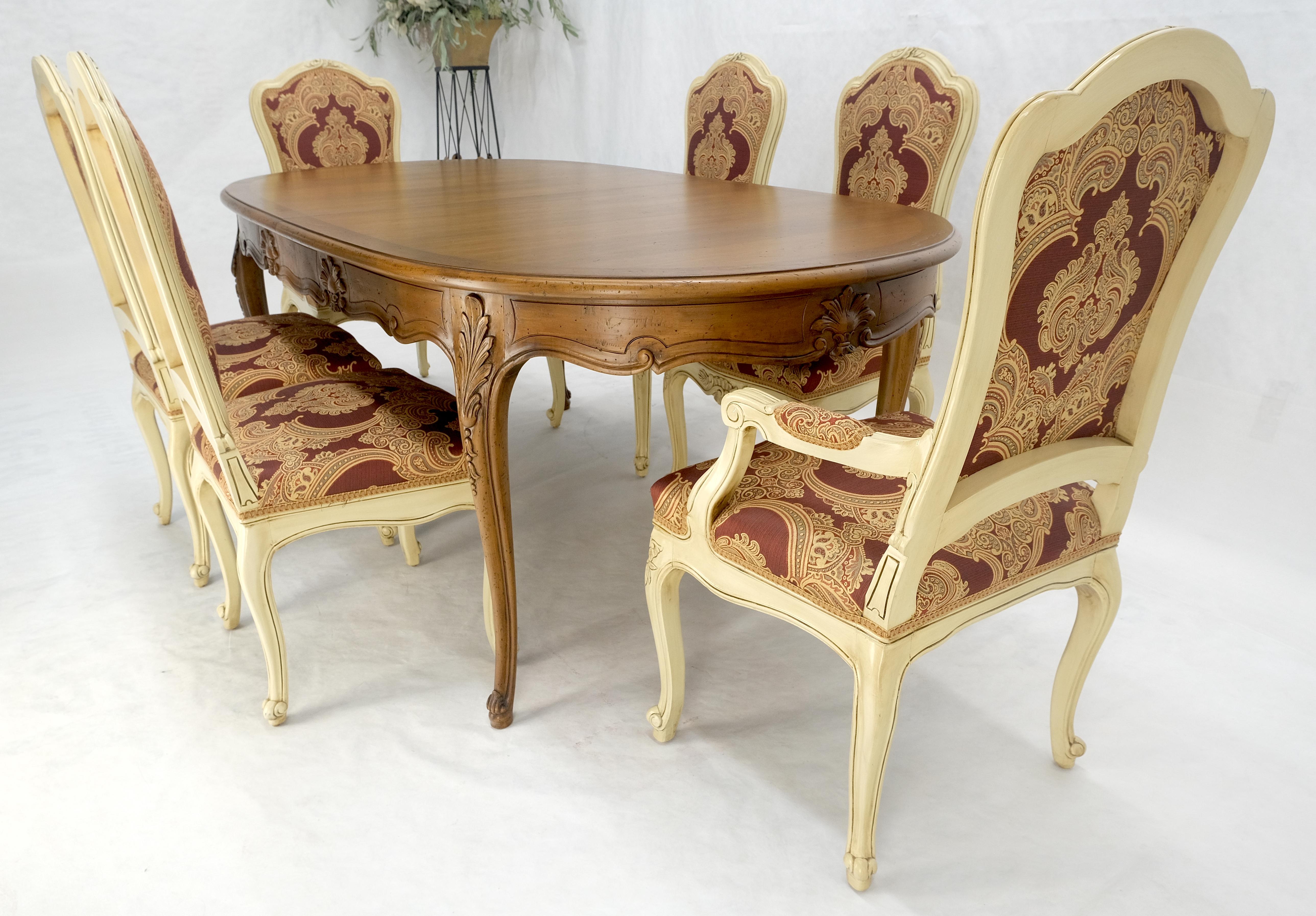 8 chaises de salle à manger sculptées Table en noyer 3x18
