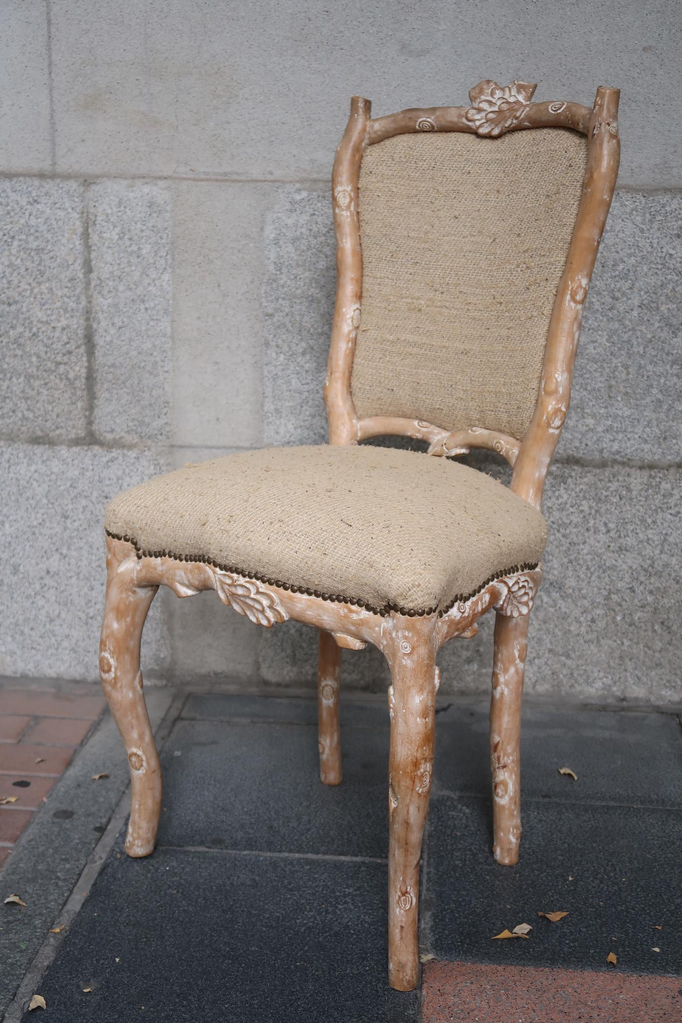 8 Carved Wood and Beige Silk Fabric Early 20th Century Italian Chairs In Good Condition For Sale In Madrid, ES
