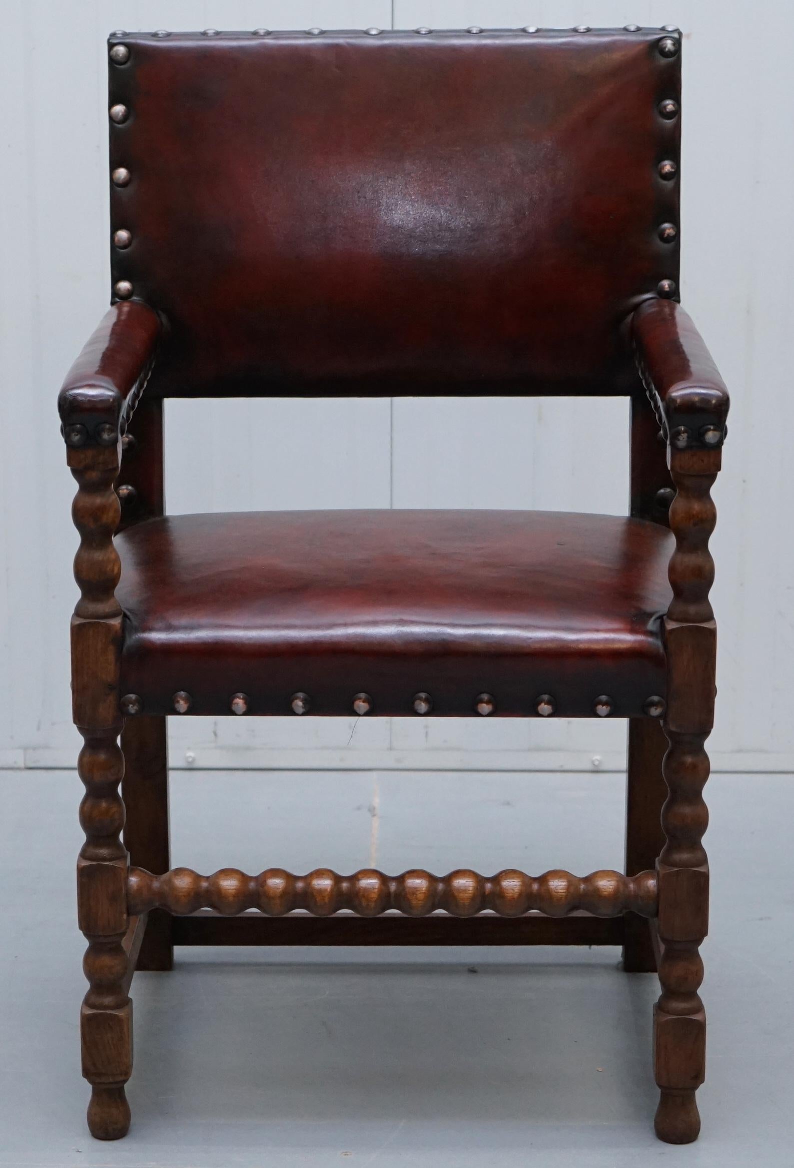 8 Massivholzstühle aus Eichenholz mit handgefärbtem braunem Leder:: um 1900 9