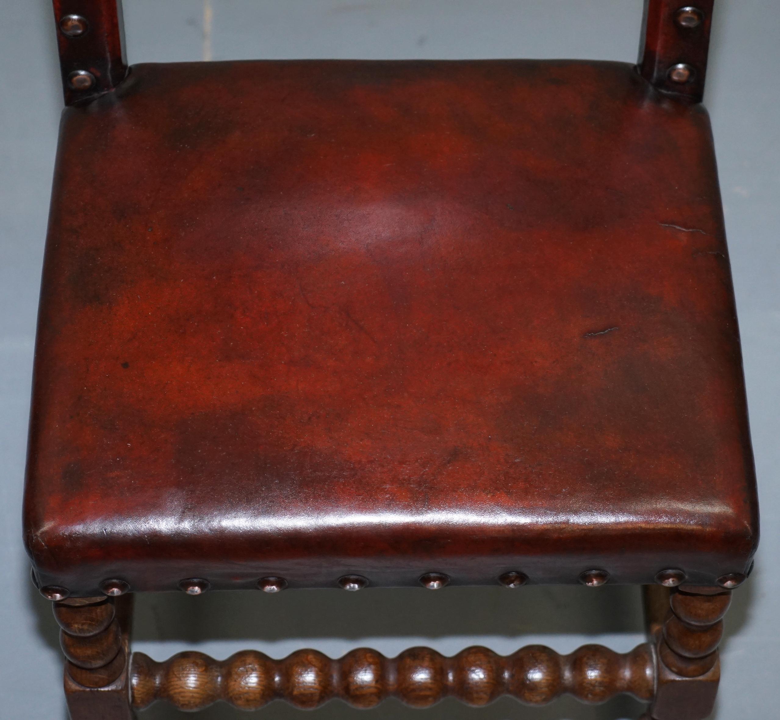 8 Massivholzstühle aus Eichenholz mit handgefärbtem braunem Leder:: um 1900 (Handgefertigt)