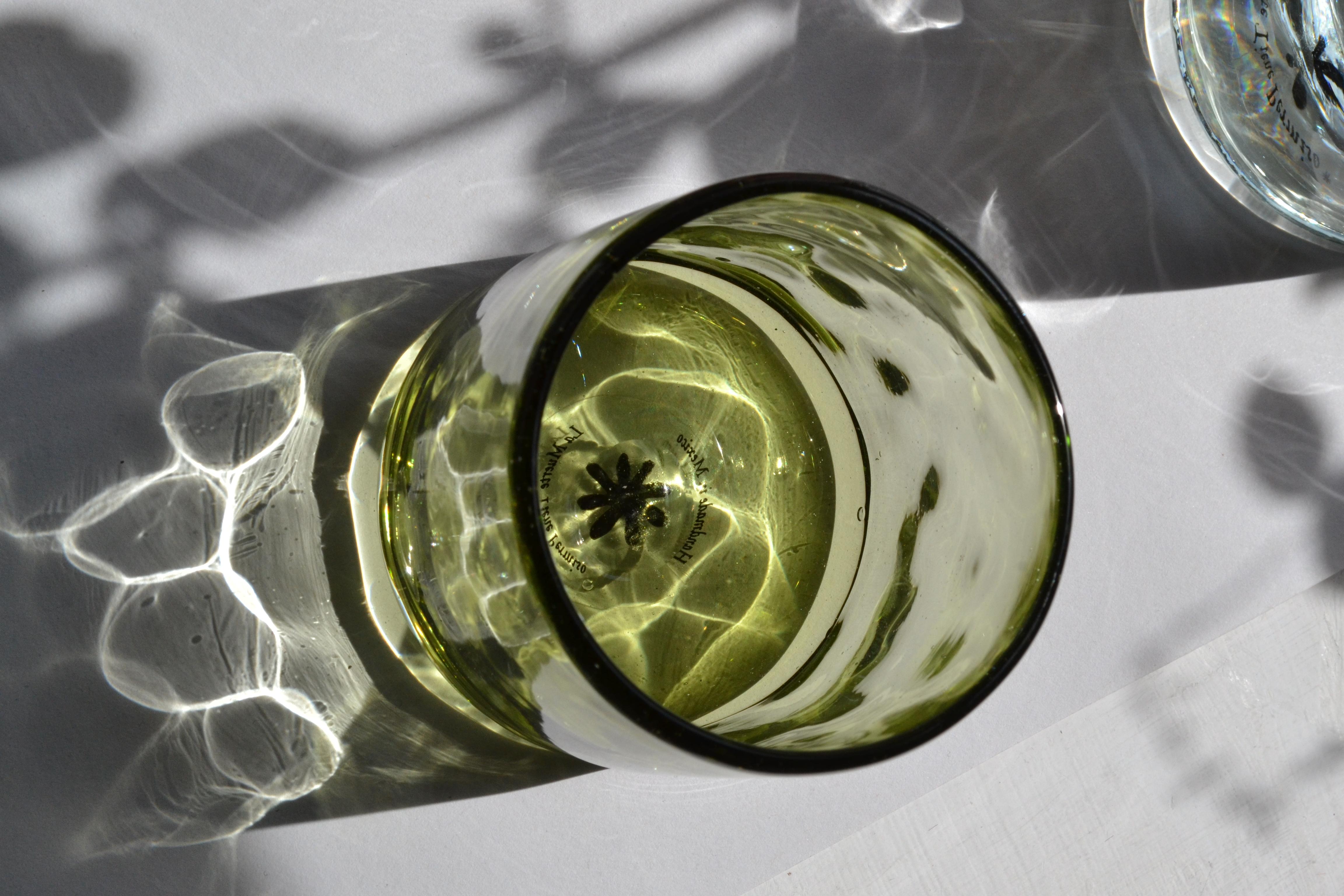 Organico moderno 8 bicchieri da cocktail Greene & Greene, soffiati a mano, forma organica irregolare, 100% vetro riciclato in vendita