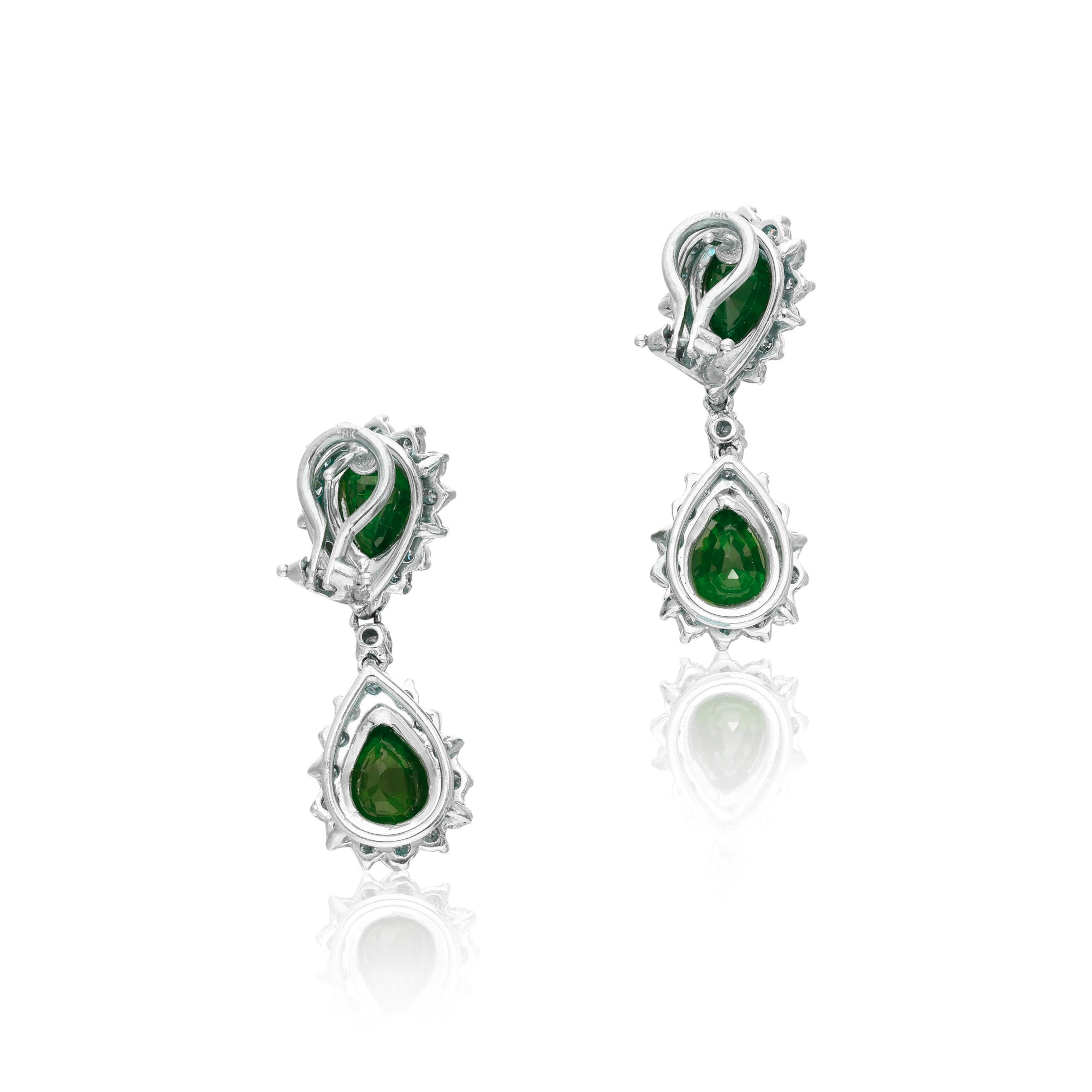 Exquisitos Pendientes de Esmeralda en Forma de Pera y Diamante Brillante Redondo

Este impresionante par de pendientes presenta una cautivadora combinación de esmeraldas en forma de pera y diamantes redondos talla brillante, elegantemente engastados