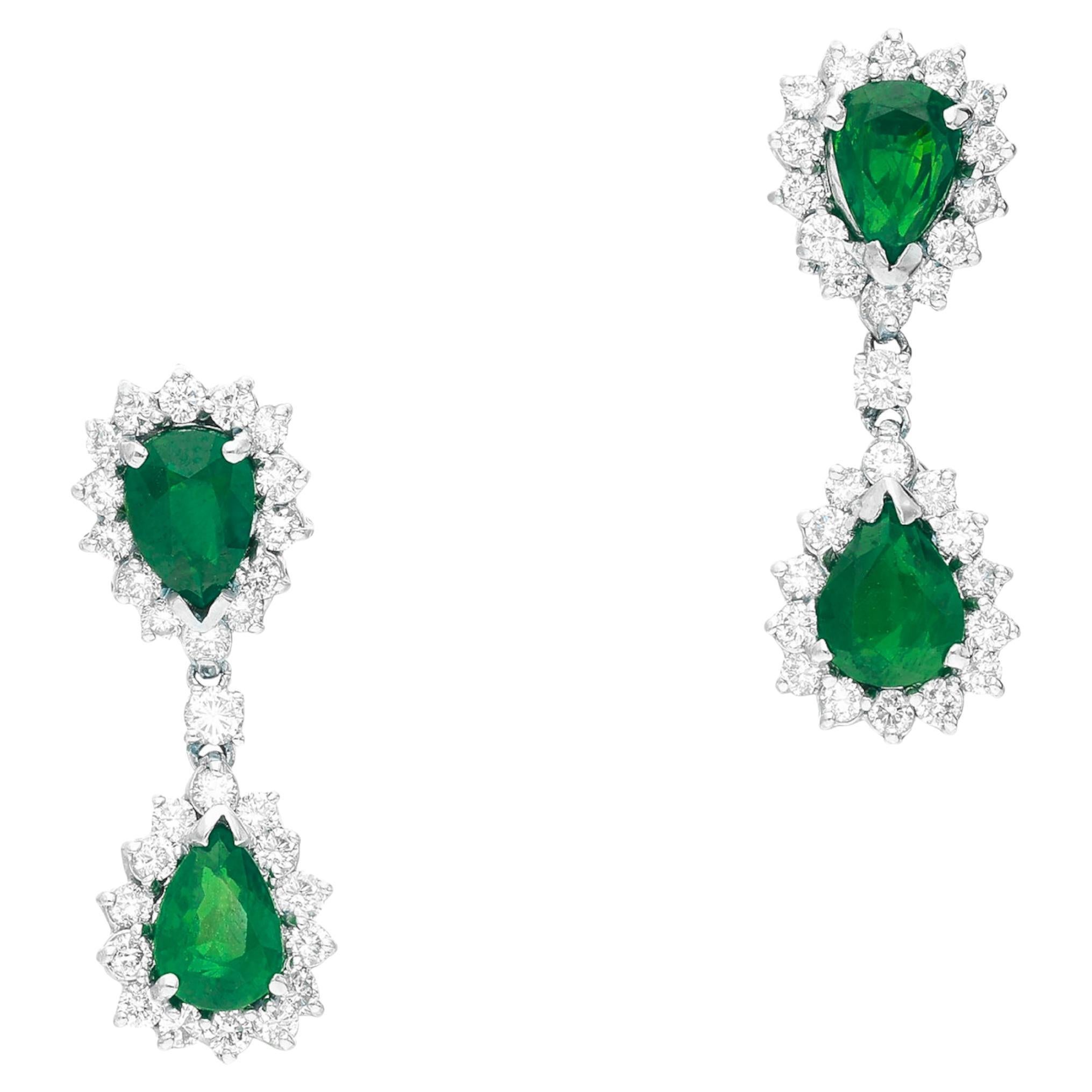 8 Ct. Élégantes boucles d'oreilles en émeraude en forme de poire et diamants ronds brillants