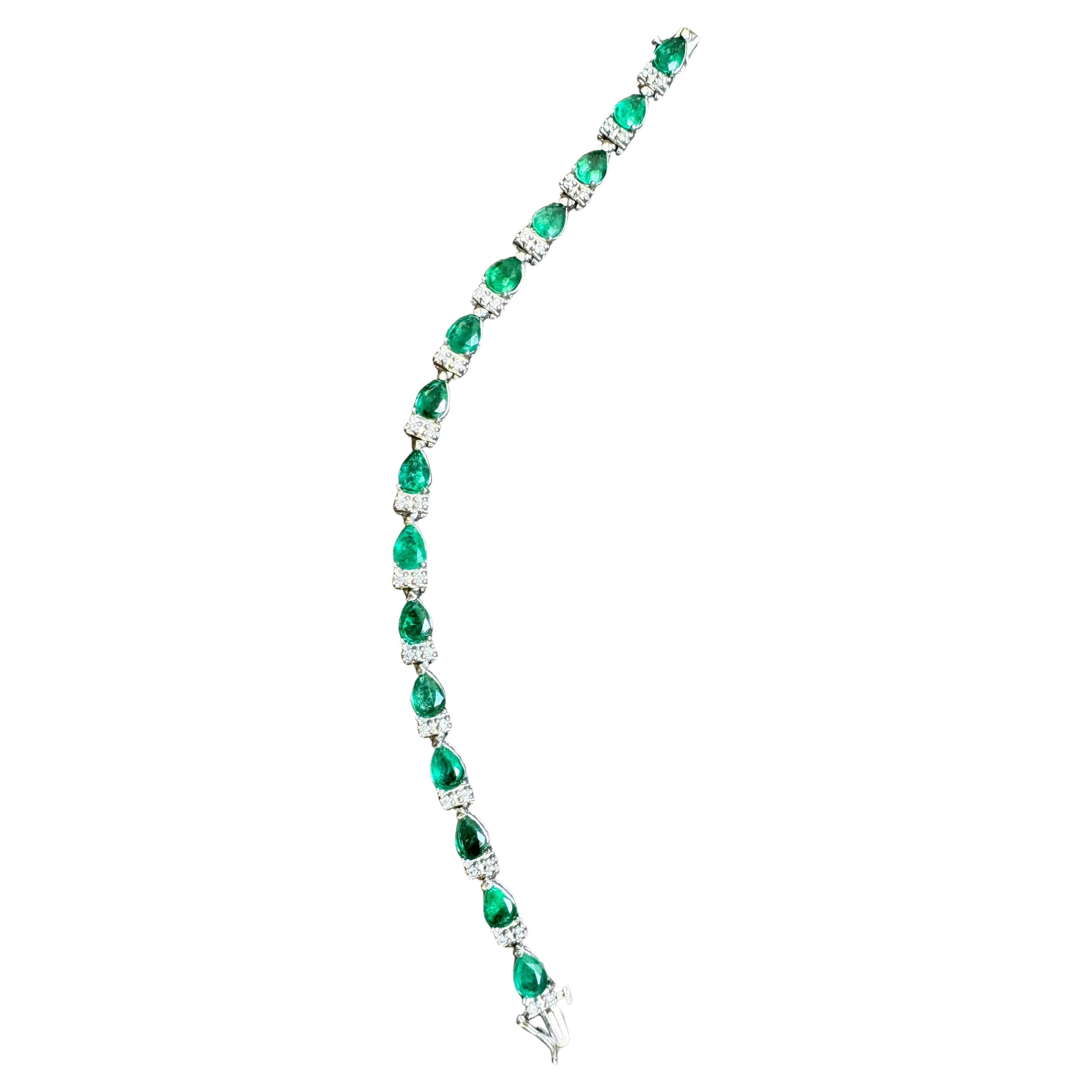  Dieses außergewöhnlich günstige Tennis  Armband hat  15 Steine in Birnenform  Smaragde  . Jeder Smaragd wird von zwei Diamanten im Brillantschliff unterbrochen. Das Gesamtgewicht der Smaragde beträgt  etwa 8 Karat. 
Das Armband ist fachmännisch