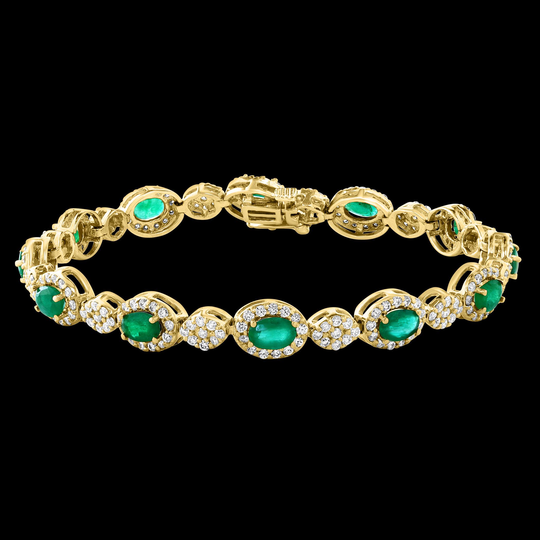 Bracciale tennis con smeraldo brasiliano naturale e diamanti da circa 8 carati in oro 14 carati
Questo bracciale da tennis eccezionalmente conveniente ha 12 pietre di smeraldi ovali. Ogni smeraldo è circondato da diamanti. Il peso totale degli