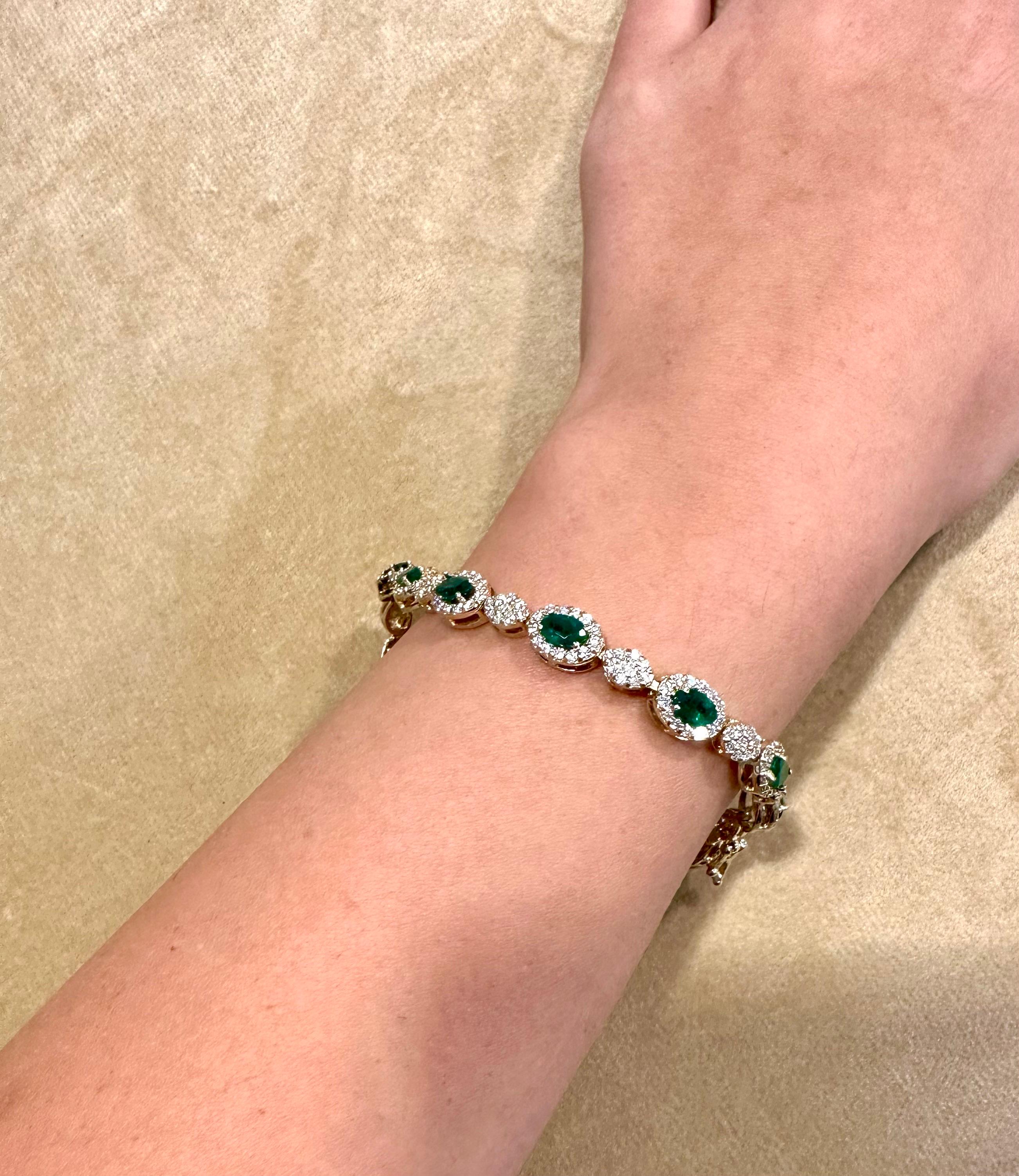 Taglio ovale Bracciale tennis con smeraldo brasiliano naturale da 8 carati e diamante da 4,5 carati in oro 14 carati in vendita