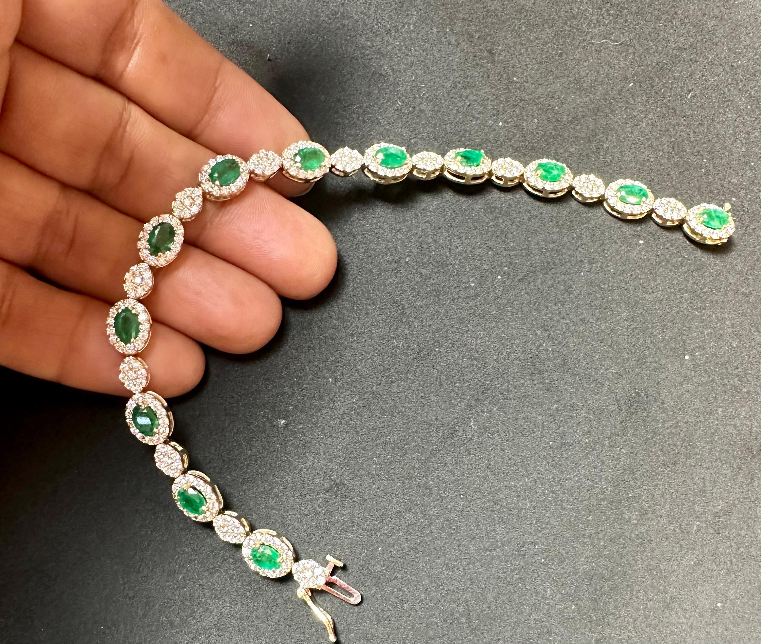 Donna Bracciale tennis con smeraldo brasiliano naturale da 8 carati e diamante da 4,5 carati in oro 14 carati in vendita