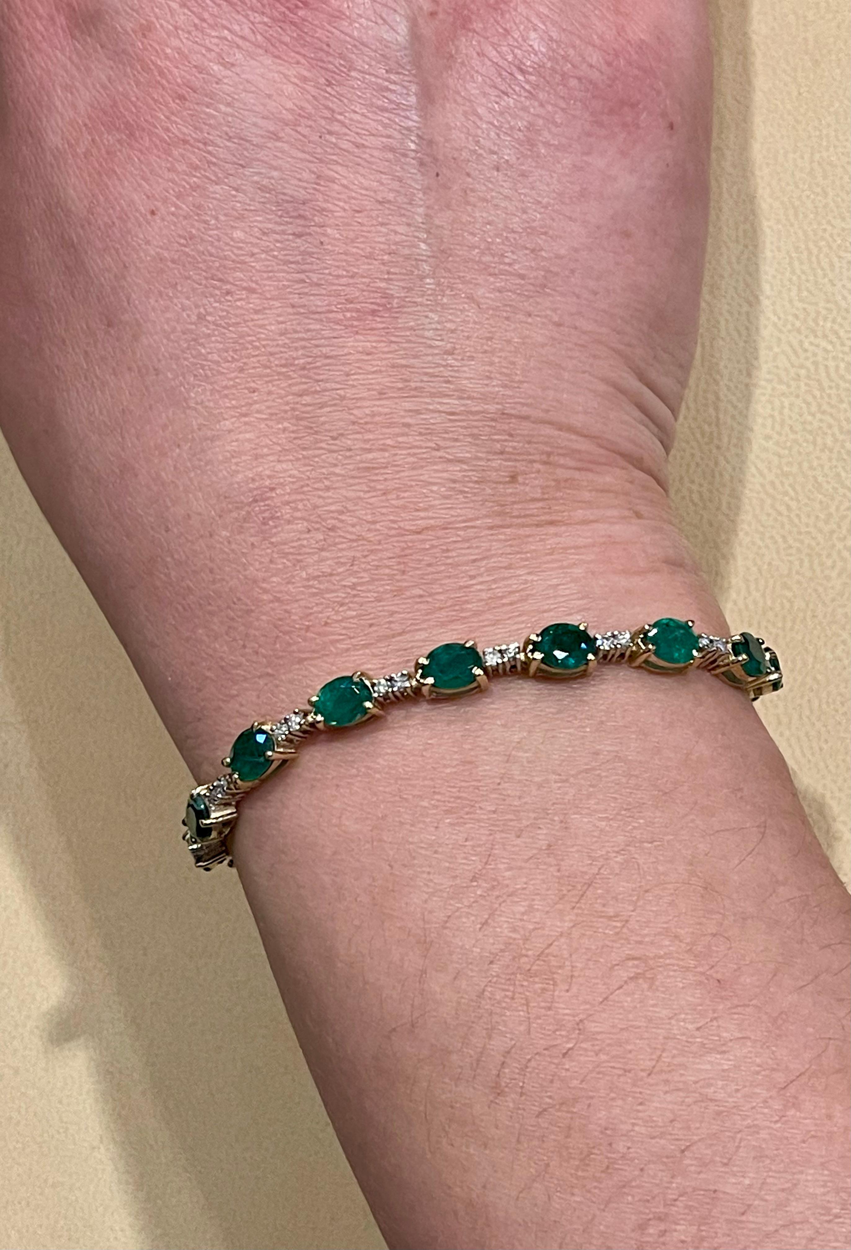 Taglio ovale Bracciale tennis con smeraldo brasiliano naturale da 8 carati e diamanti in oro giallo 14 carati in vendita