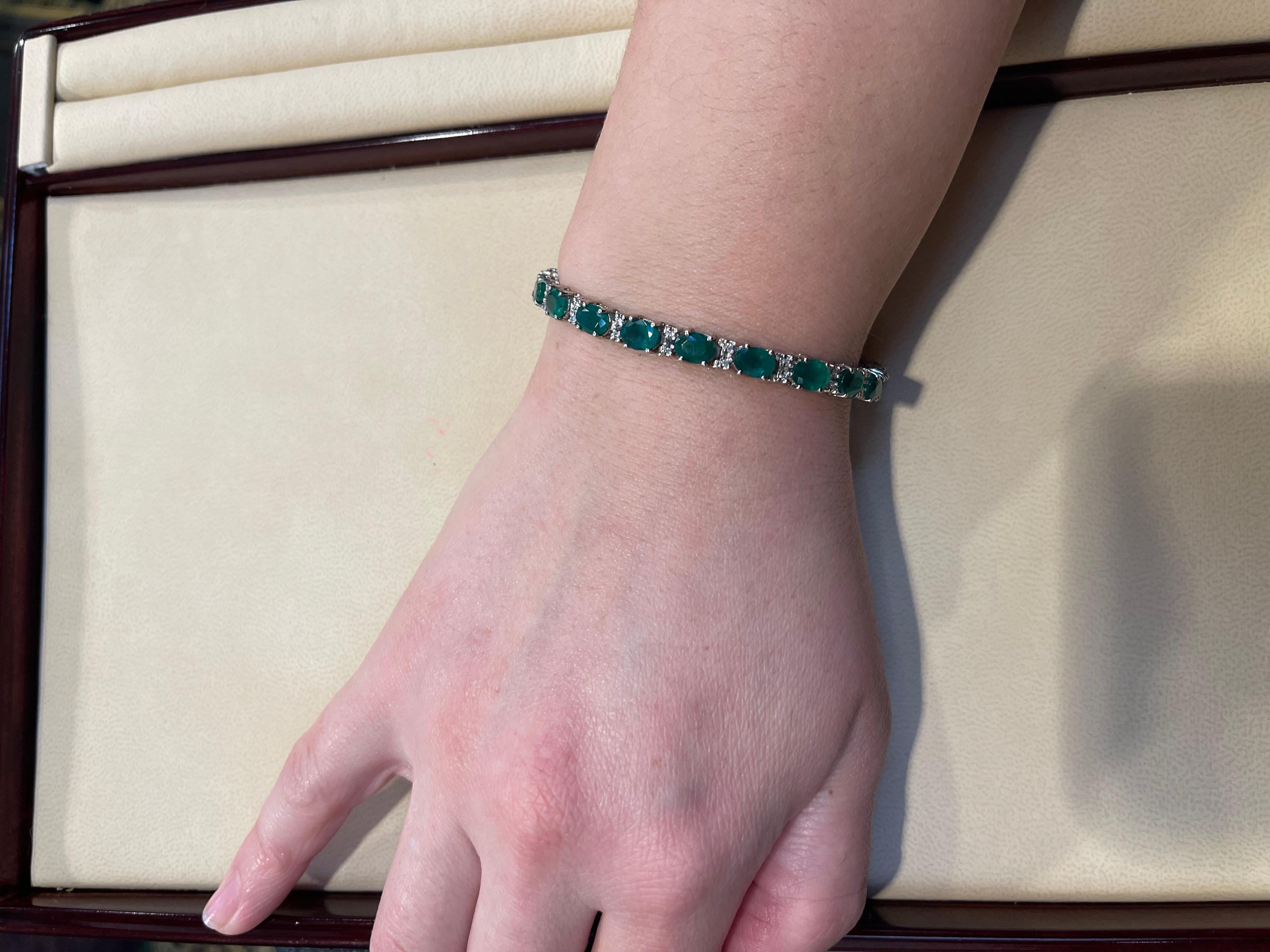 Bracciale tennis con smeraldo brasiliano naturale da 8 carati e diamanti in oro giallo 14 carati in vendita 2