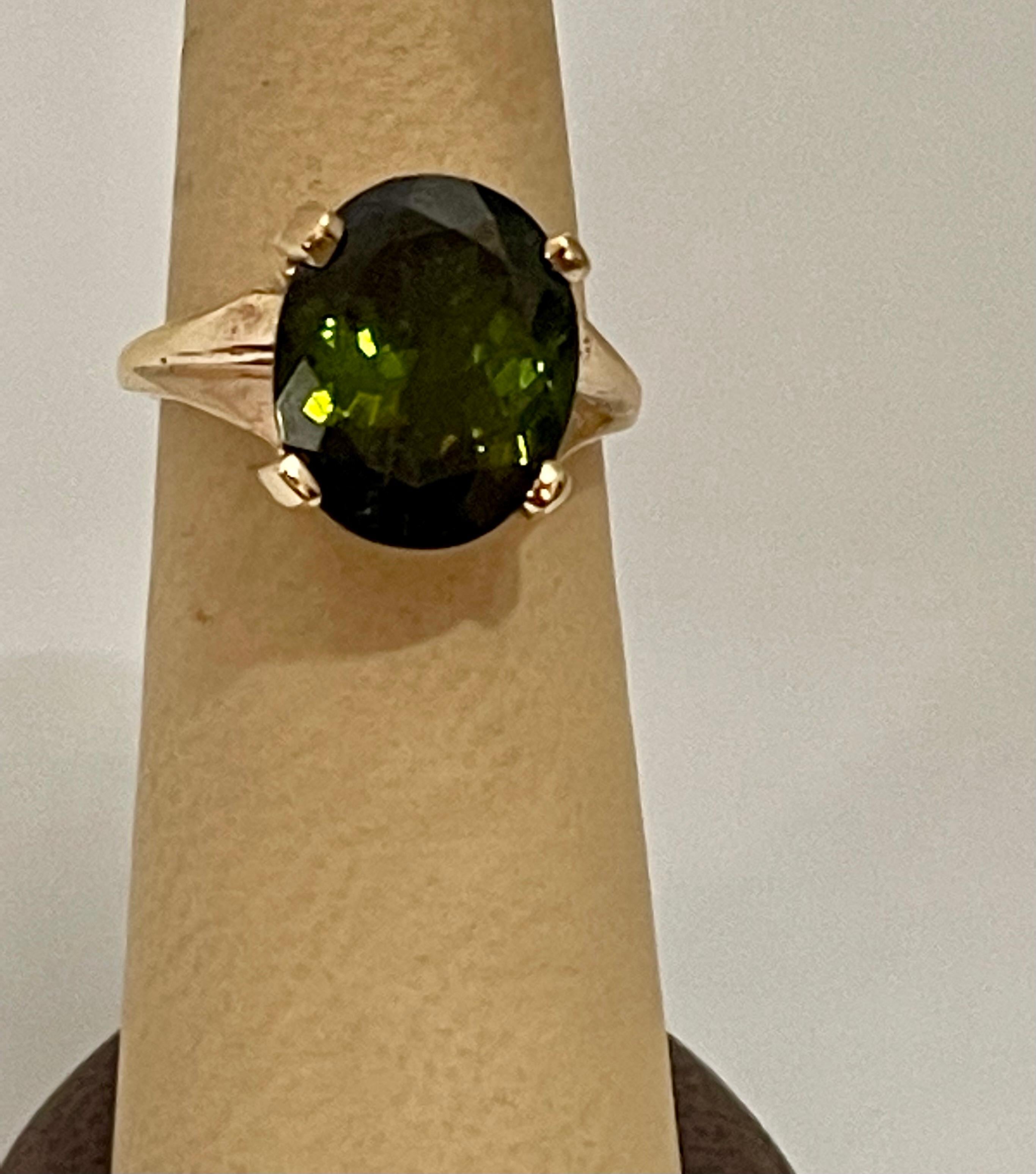 8 Karat natürlicher grüner Turmalinring aus 14 Karat Gelbgold mit Ovalschliff 11