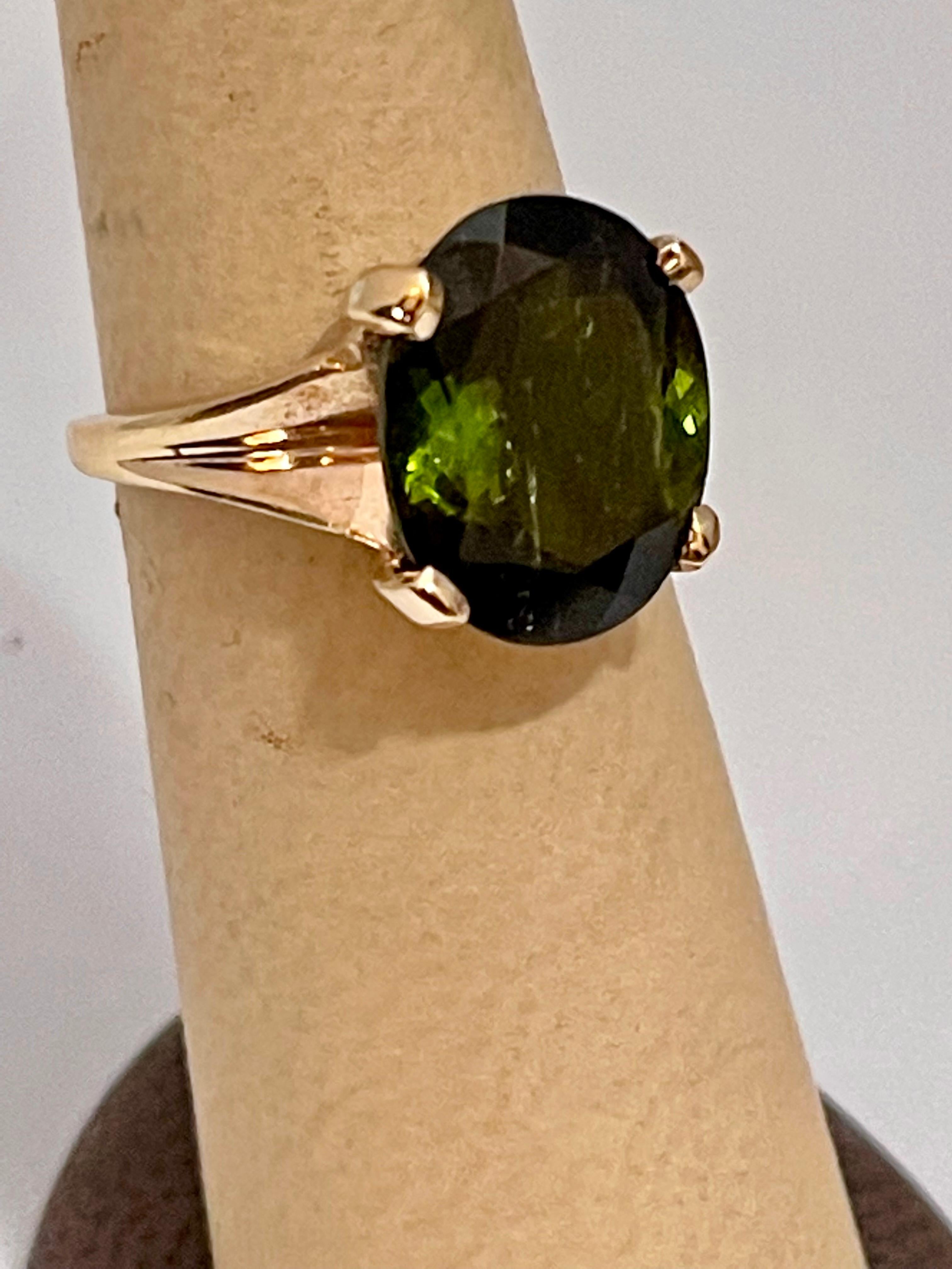 8 Karat natürlicher grüner Turmalinring aus 14 Karat Gelbgold mit Ovalschliff 12