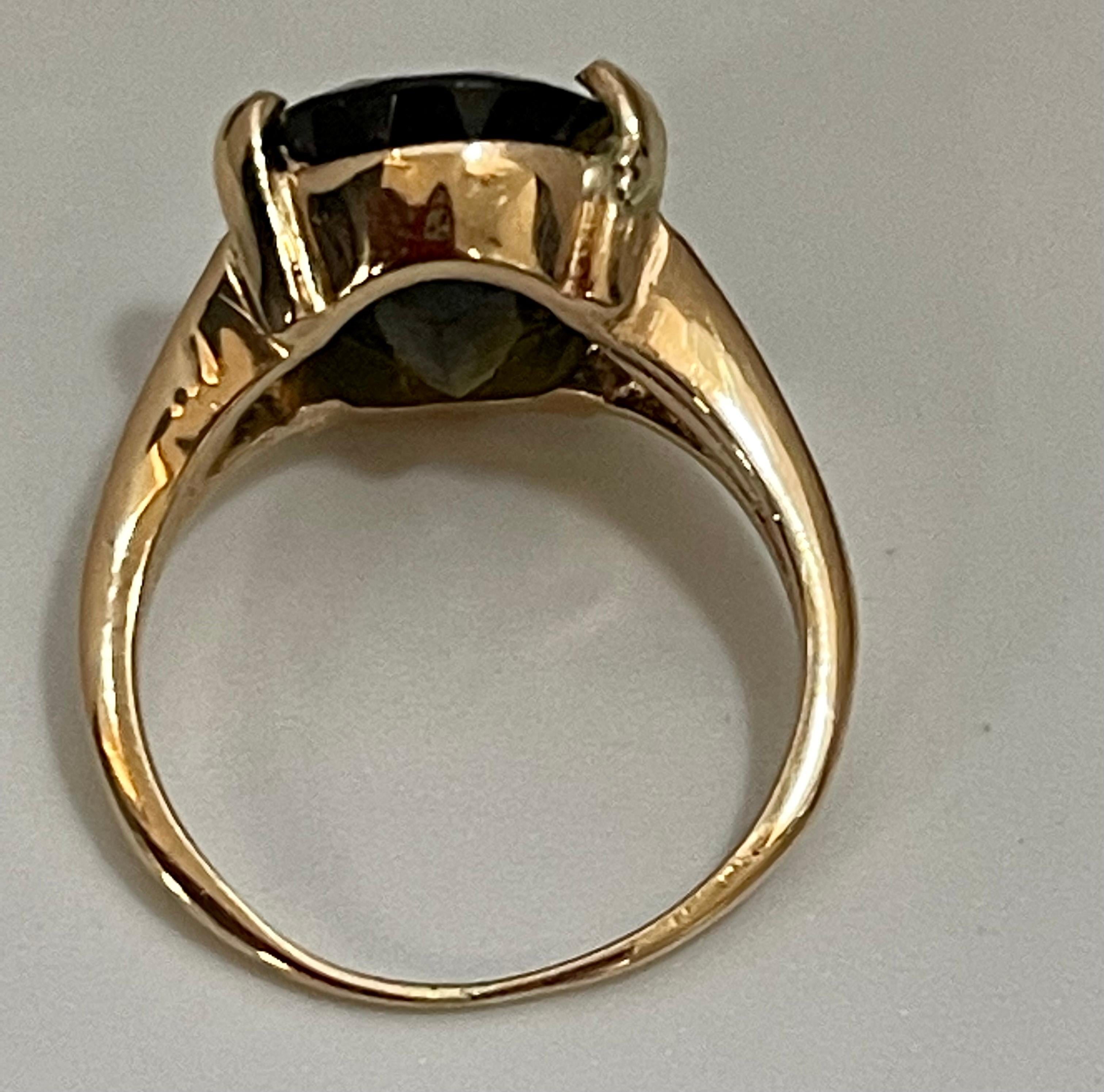 8 Karat natürlicher grüner Turmalinring aus 14 Karat Gelbgold mit Ovalschliff 14