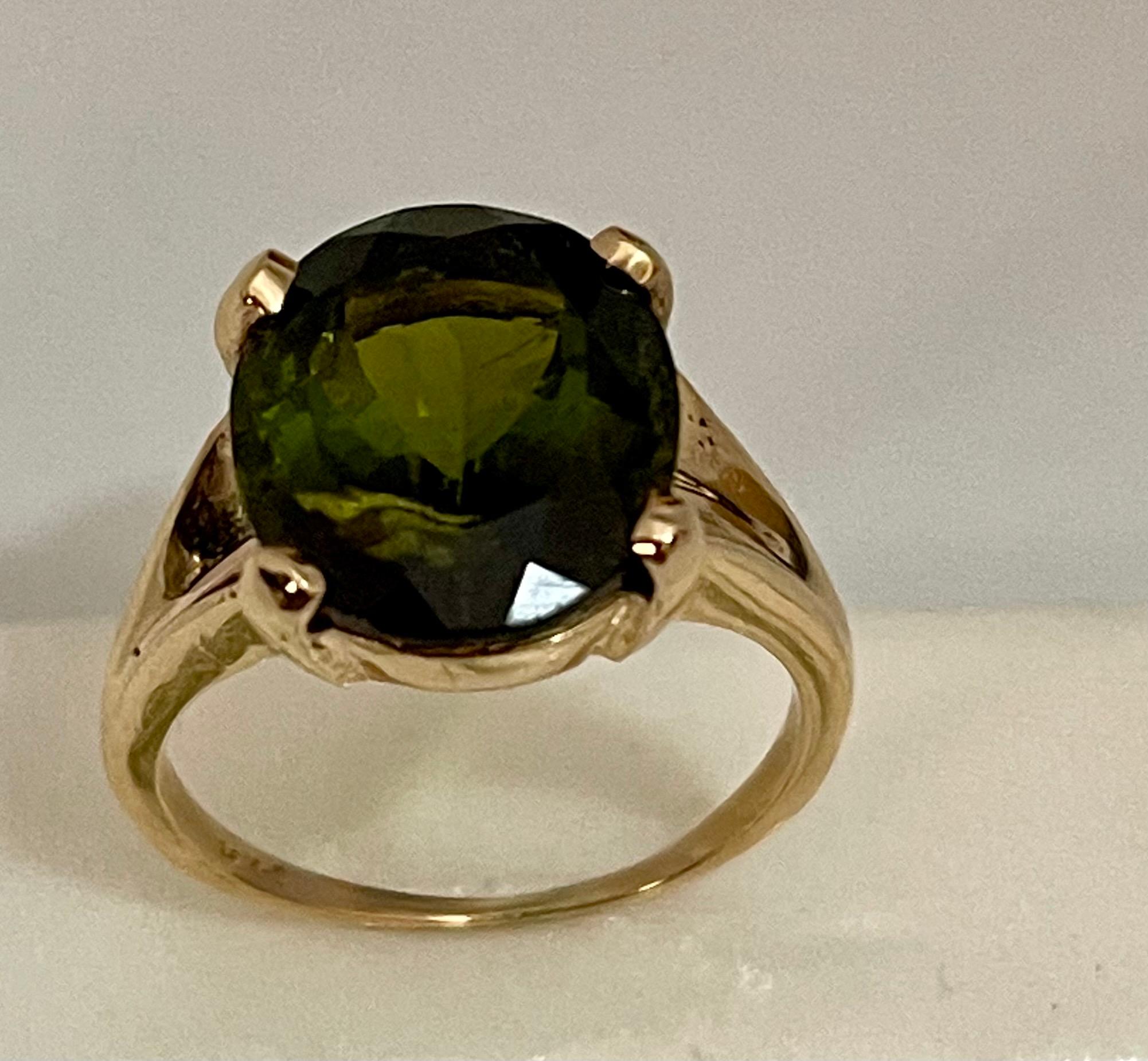 8 Karat natürlicher grüner Turmalinring aus 14 Karat Gelbgold mit Ovalschliff 1