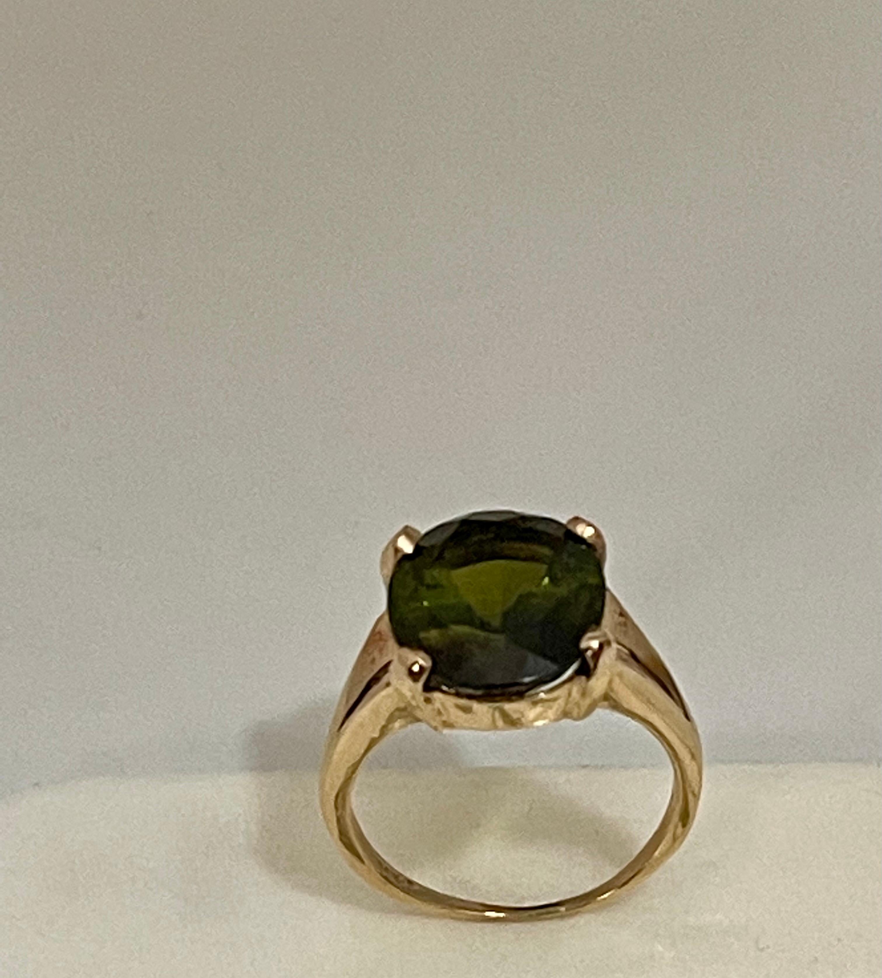 8 Karat natürlicher grüner Turmalinring aus 14 Karat Gelbgold mit Ovalschliff 2