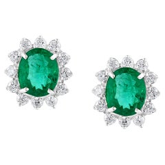 Boucles d'oreilles en or blanc 18 carats avec émeraudes de Colombie ovales de 8 carats et diamants de 2,5 carats